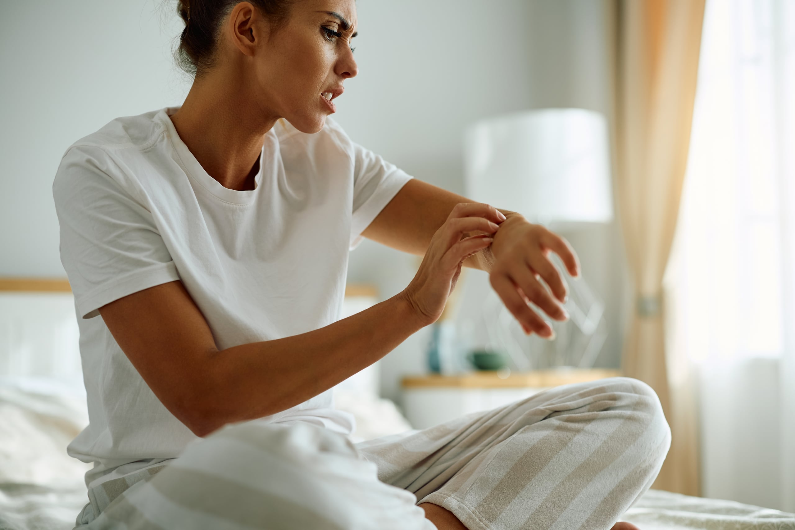 El rascado puede llegar a alterar el sueño, con consecuencias como decaimiento en la capacidad de concentración, el estado de ánimo y la resistencia emocional.