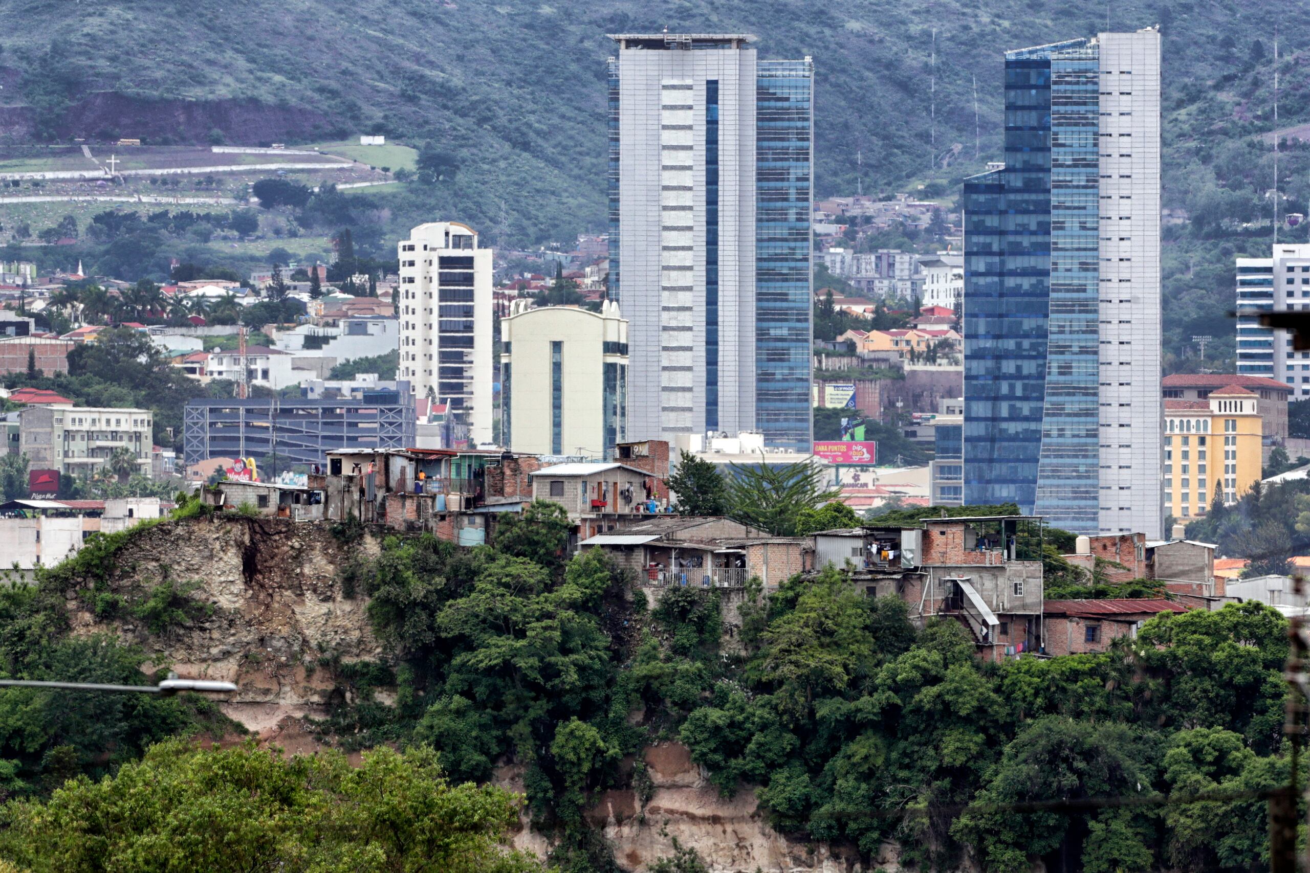 El portavoz de la Secretaría de Seguridad de Honduras, Miguel Martínez, hizo un llamado a la población a "mantener la calma" y a evitar caer en "histeria colectiva" tras la advertencia emitida por la Embajada de Estados Unidos.