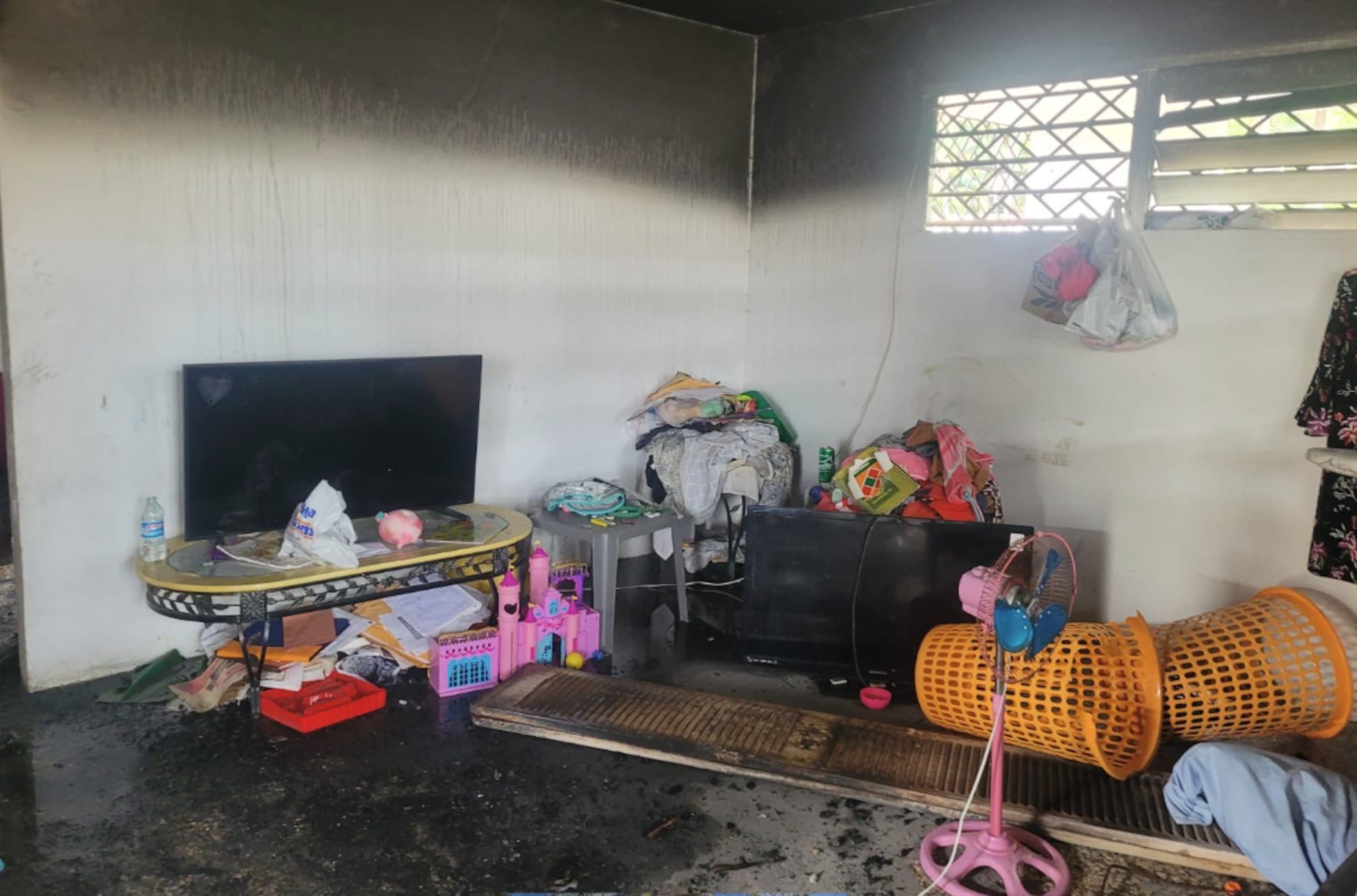 Policías, bomberos y el Municipio de Carolina se unieron para realizar labores de limpieza y recogido de escombros quemados en una residencia en la urbanización Vistamar, que se quemó.