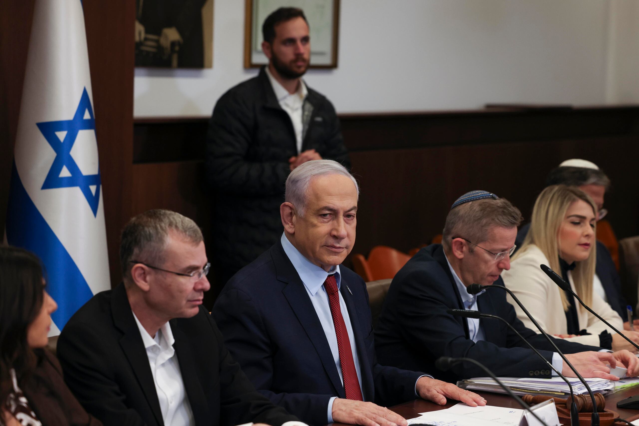 El primer ministro israelí, Benjamín Netanyahu, en la reunión de su gabinete, este 10 de diciembre. EFE/EPA/RONEN ZVULUN / POOL
