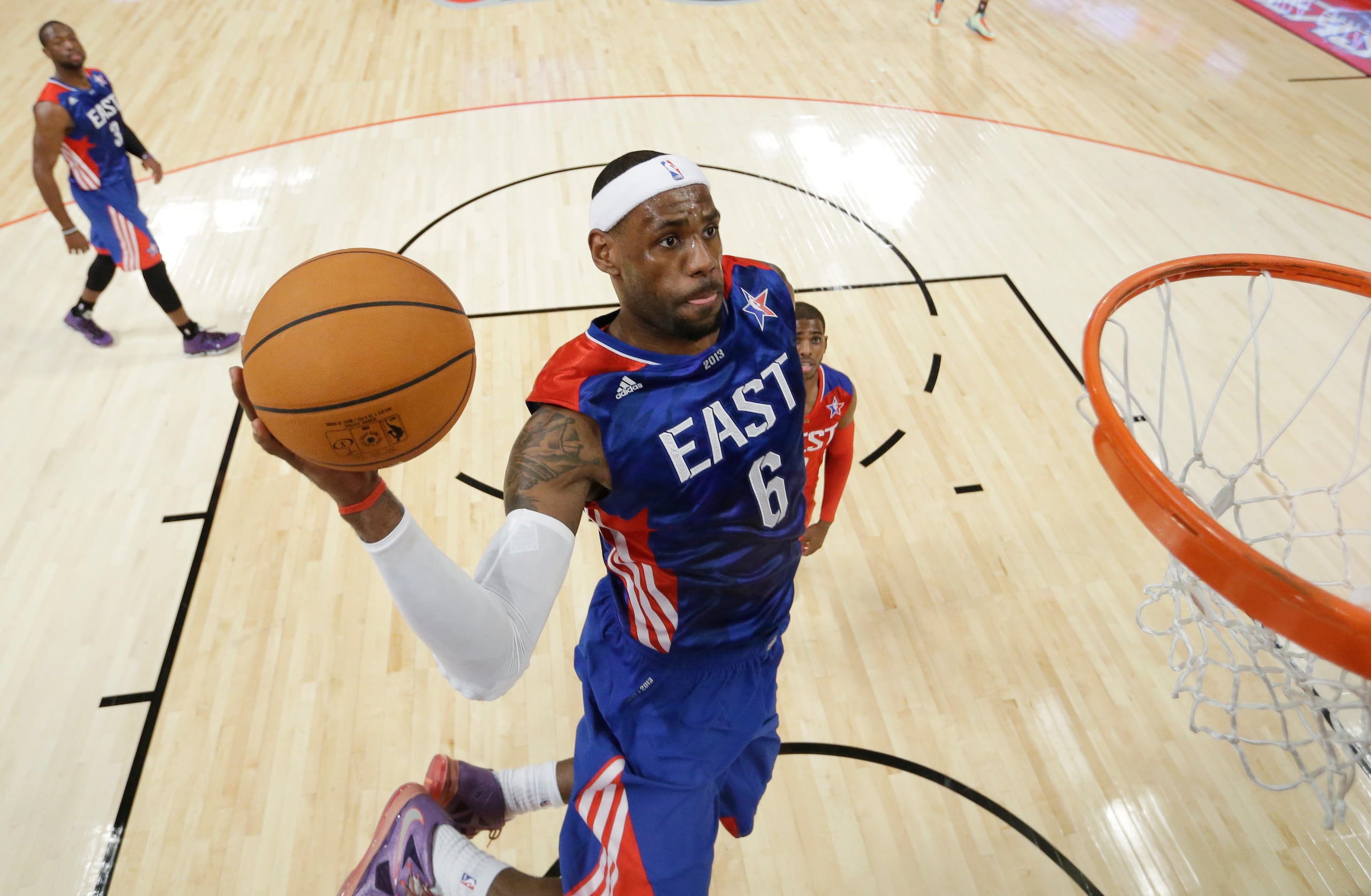 LeBron James a punto de donquear el balón en el Juego de Estrellas en 2013.