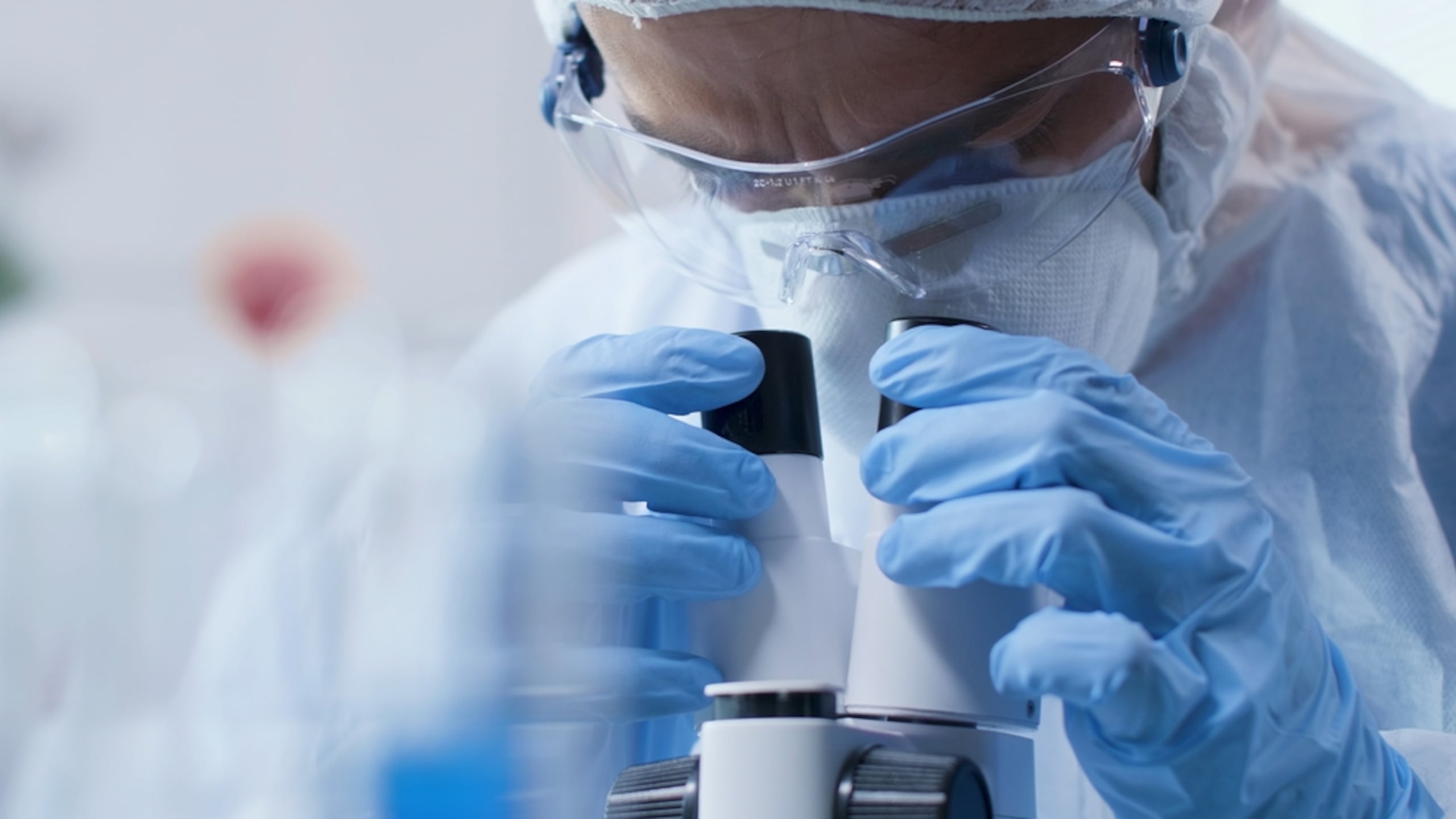Los investigadores médicos se centran en mejorar la comprensión de las enfermedades, descubrir nuevos tratamientos y contribuir al avance de la medicina.