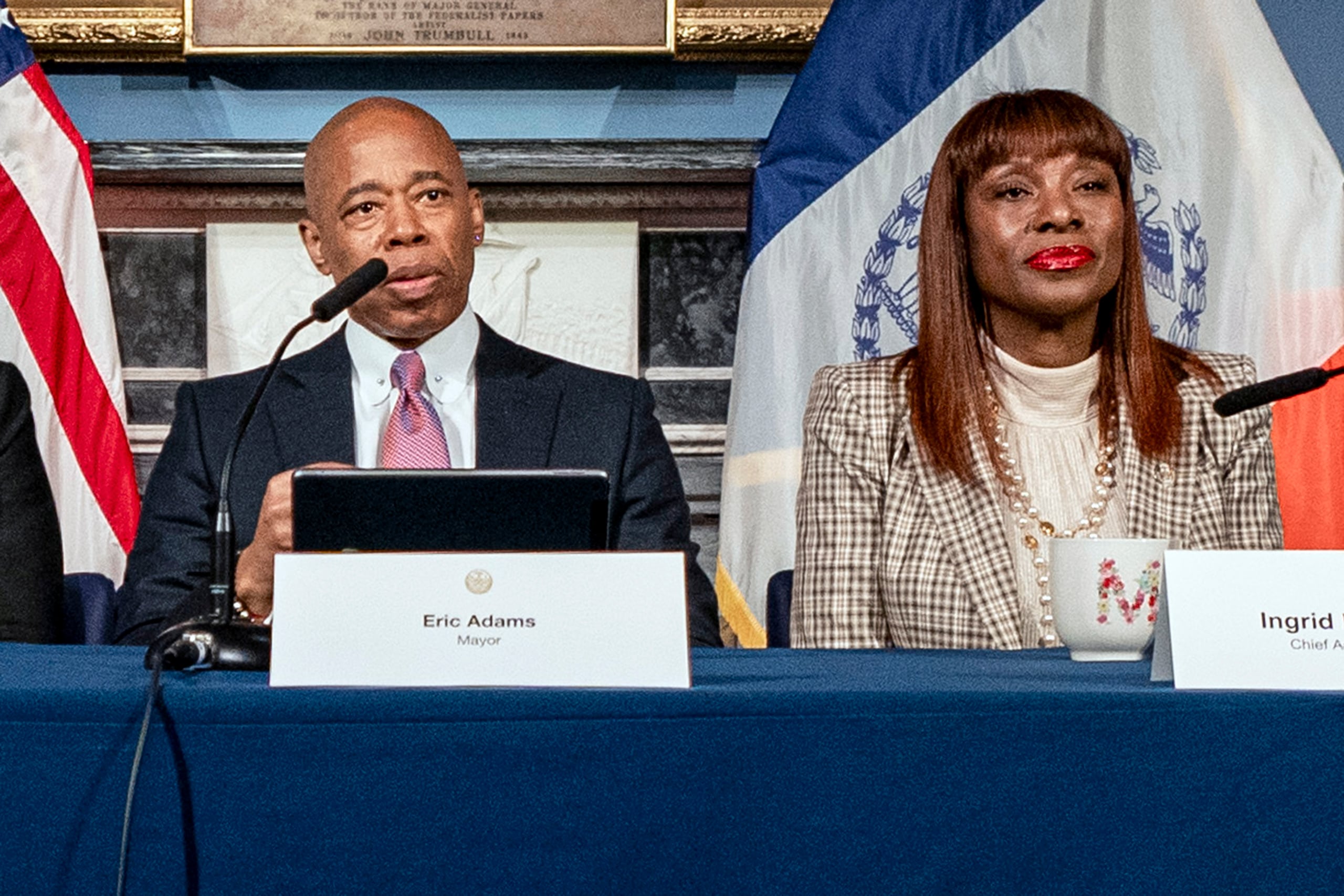El alcalde de Nueva York, Eric Adams, y la asesora jefe del alcalde, Ingrid Lewis-Martin, asisten a una rueda de prensa en el Ayuntamiento, en Nueva York, el martes 12 de diciembre de 2023. (AP foto/Peter K. Afriyie, archivo)
