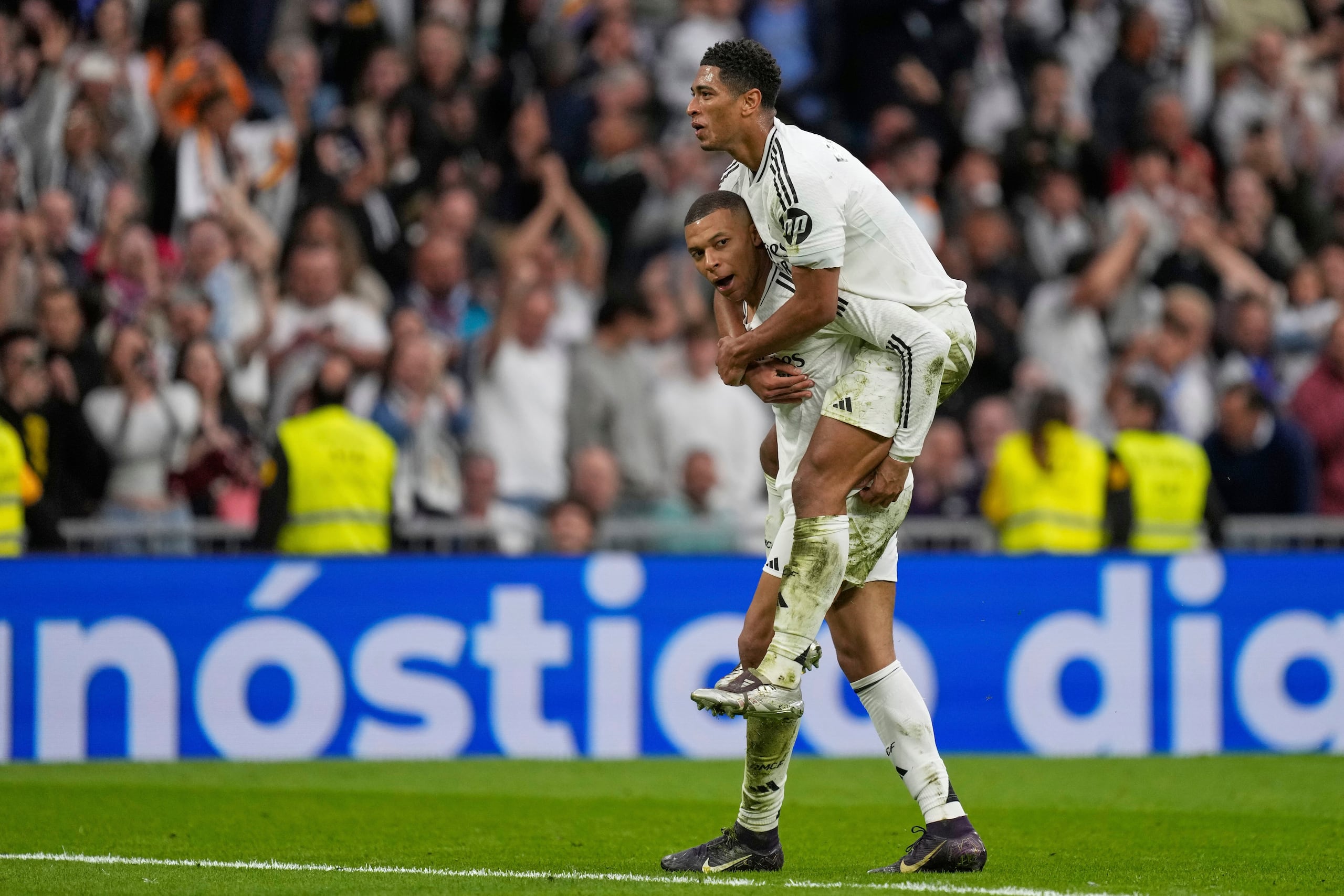Kylian Mbappe del Real Madrid celebra con Jude Bellingham tras anotar el segundo gol de su equipo en el encuentro ante el Celta de Bigo el domingo 4 de mayo del 2025. (AP Foto/Jose Breton)