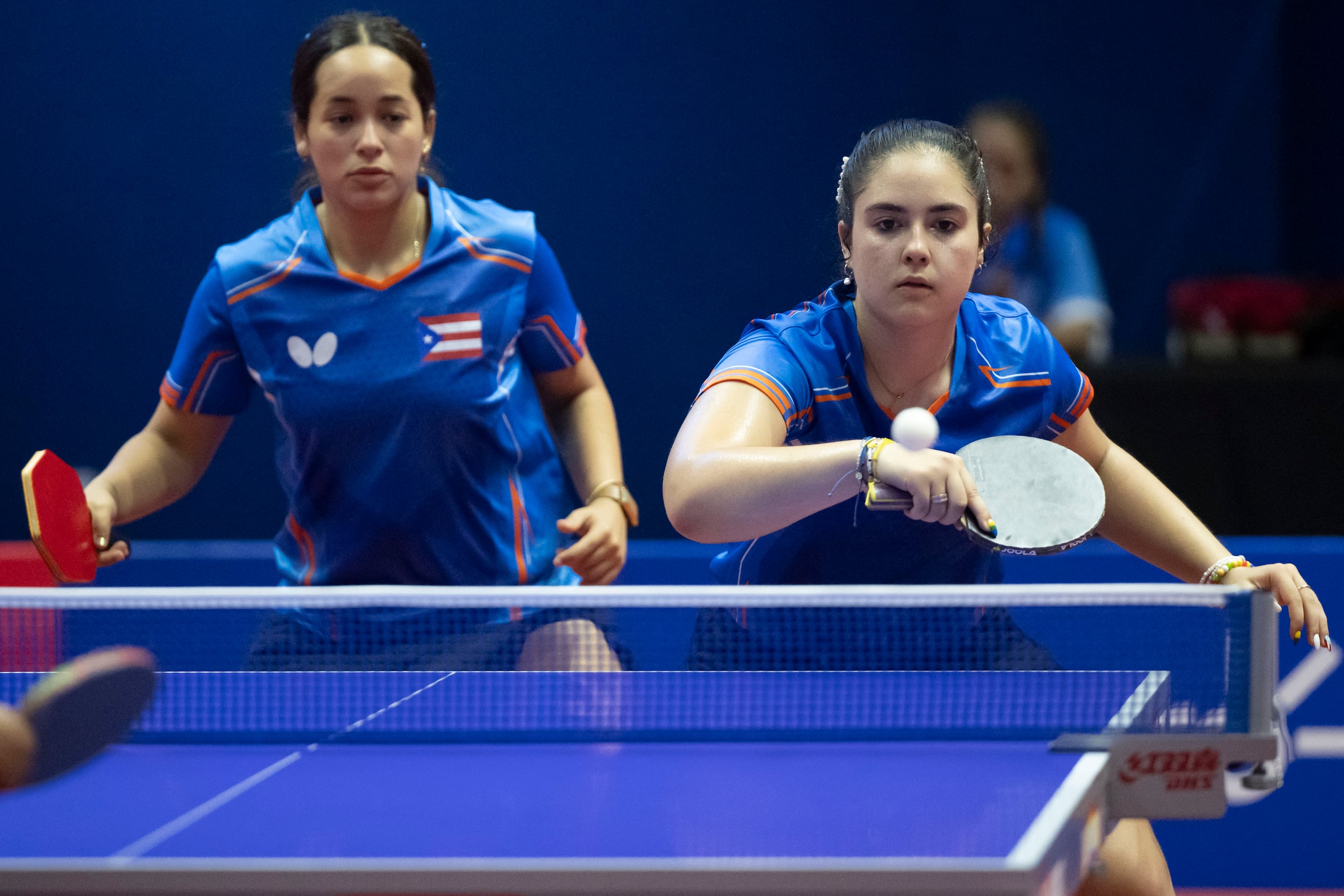 Alondra Rodríguez y Briana Burgos en la acción del domingo.