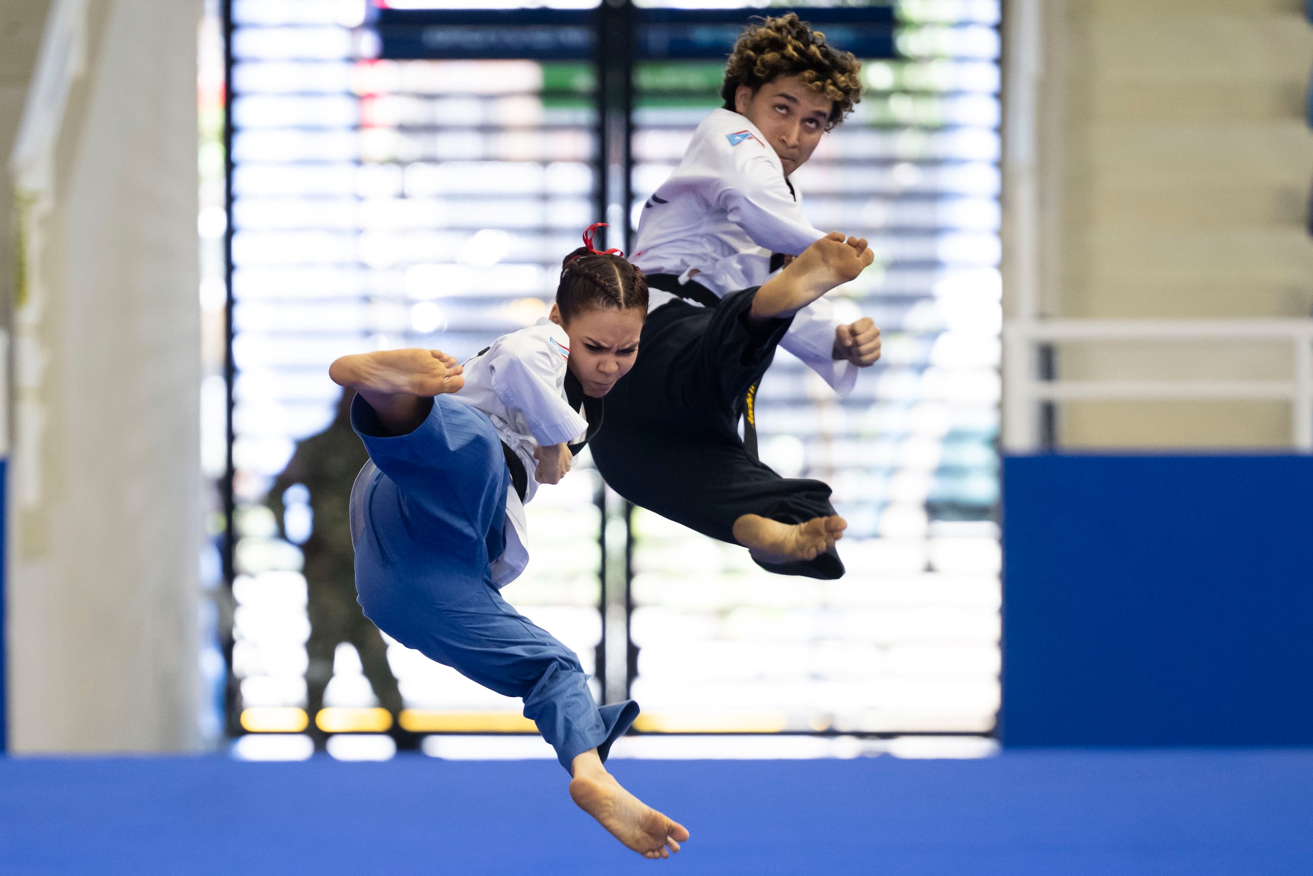 Arelis Medina y Luis Gabriel Colón realizan una de sus ejecutorias en su participación en el evento de poomsae freestyle mixto, donde al igual que lo hicieran a nivel individual, ganaran la medalla de bronce.