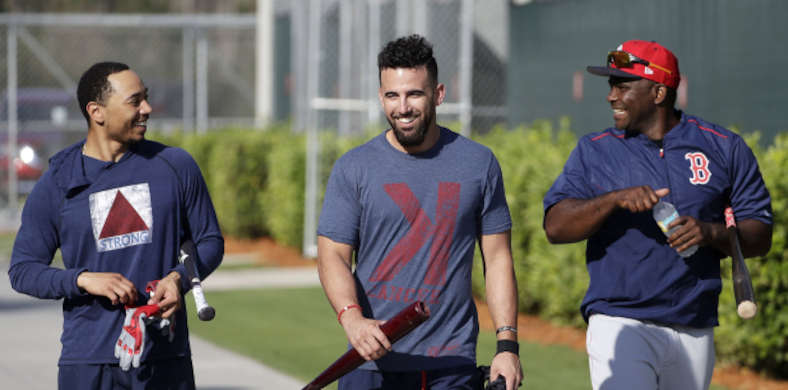 Mookie Betts (izquierda)Deven Marrero (centro) y el coach Carlos Febles caminar por la instalación de los Medias Rojas en Florida. (Prensa Asociada)