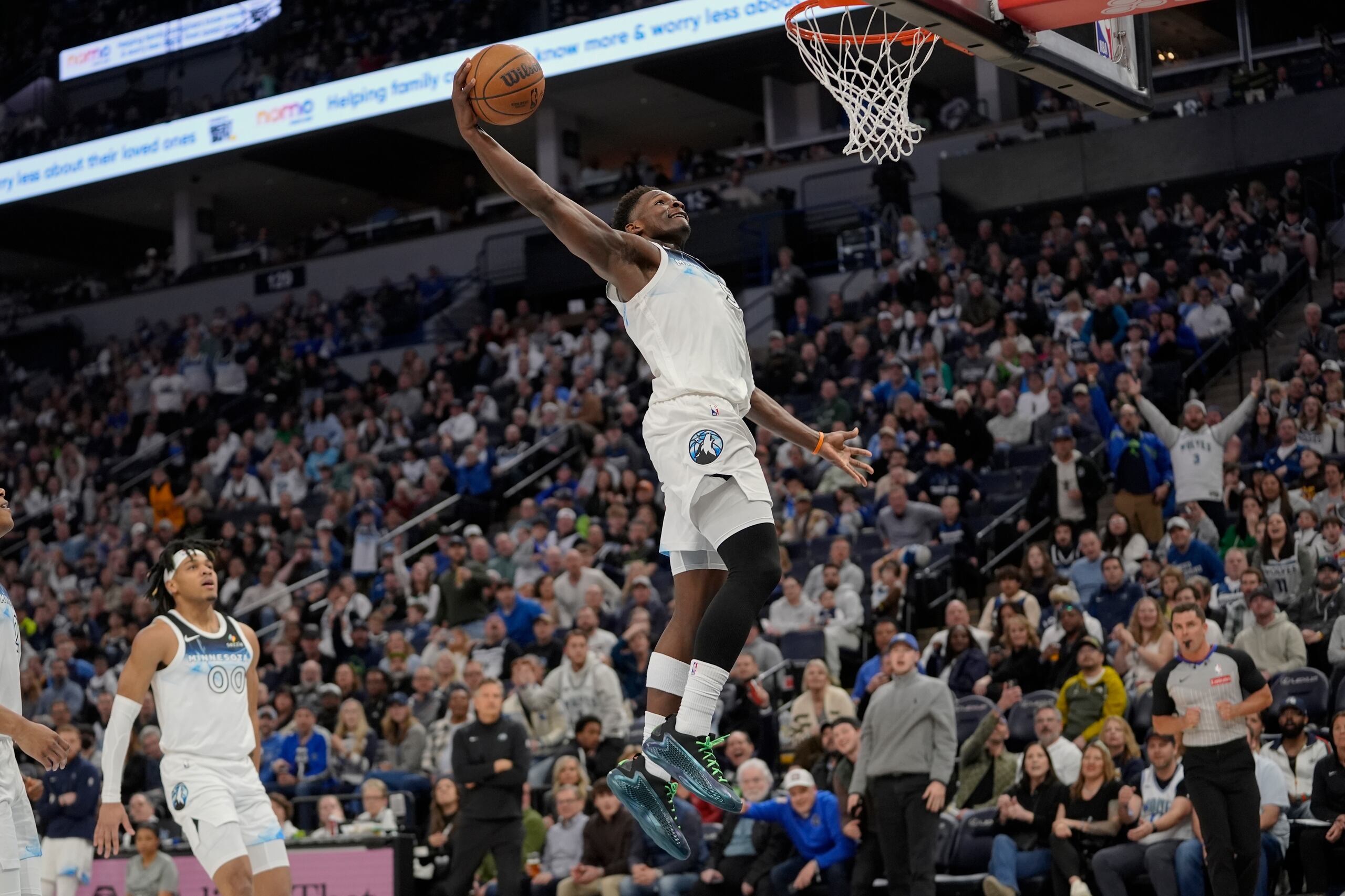 Anthony Edwards (5), de los Timberwolves de Minnesota, se alista para realizar una clavada durante la segunda mitad del juego de baloncesto de la NBA en contra del Jazz de Utah, el domingo 16 de marzo de 2025, en Minneapolis. (AP Foto/Abbie Parr)