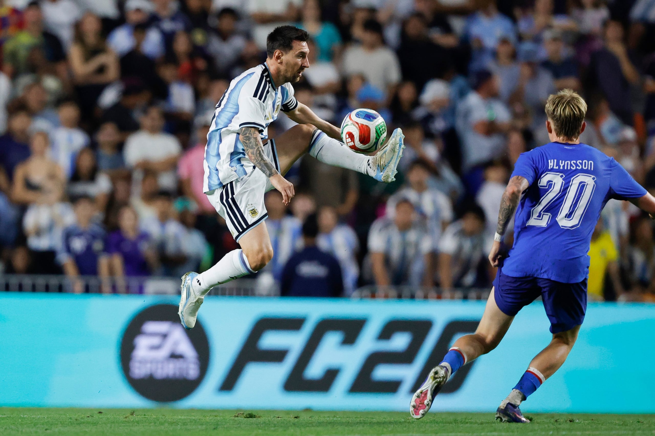 El capitán de Argentina, Lionel Messi, controla el balón ante Kristian Hlynsson de Islandia en un amistoso previo al Mundial.
