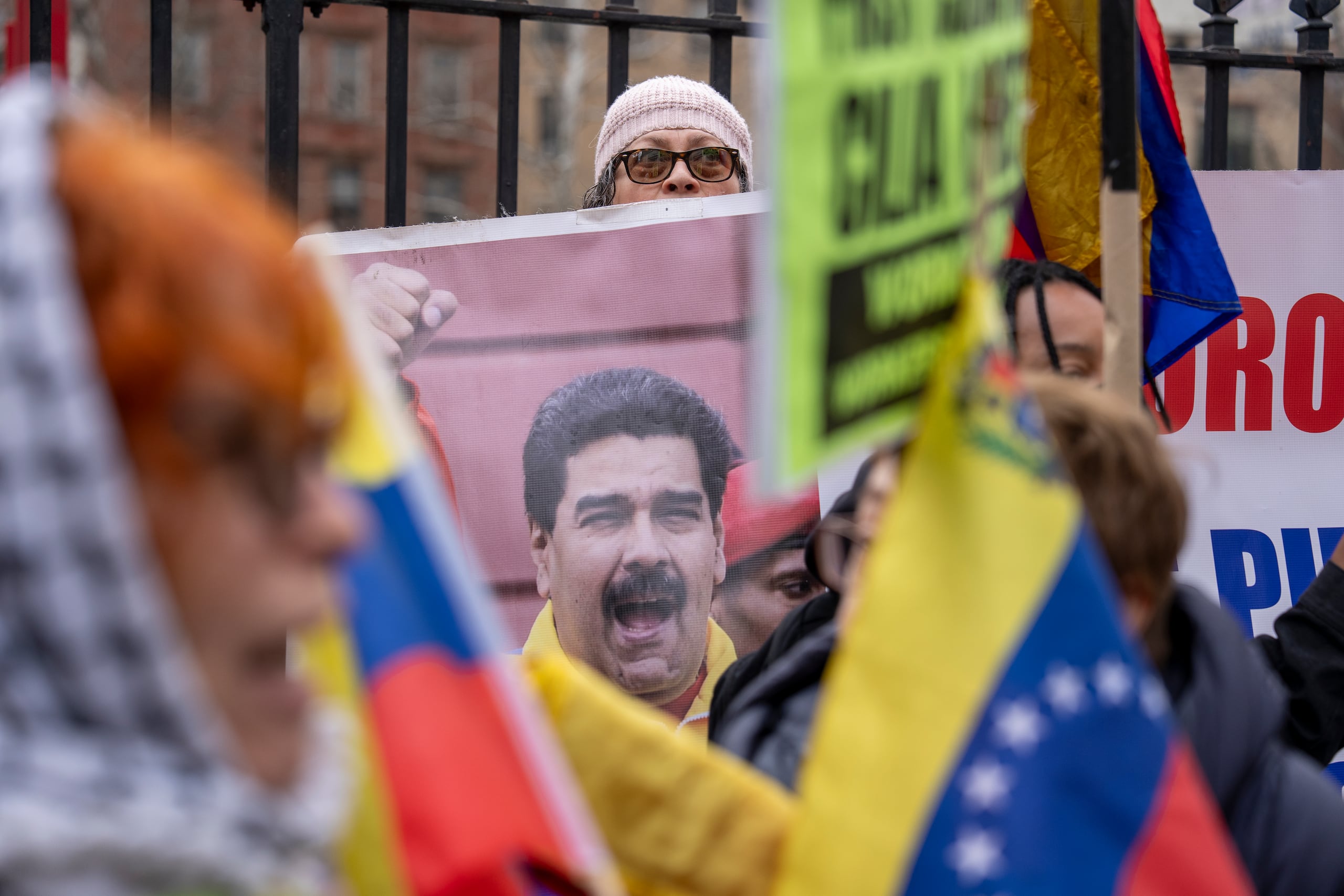 La defensa de Flores y Maduro pidió en febrero desestimar el caso después de que le negasen la licencia para pagar su defensa con fondos del Gobierno de Venezuela.