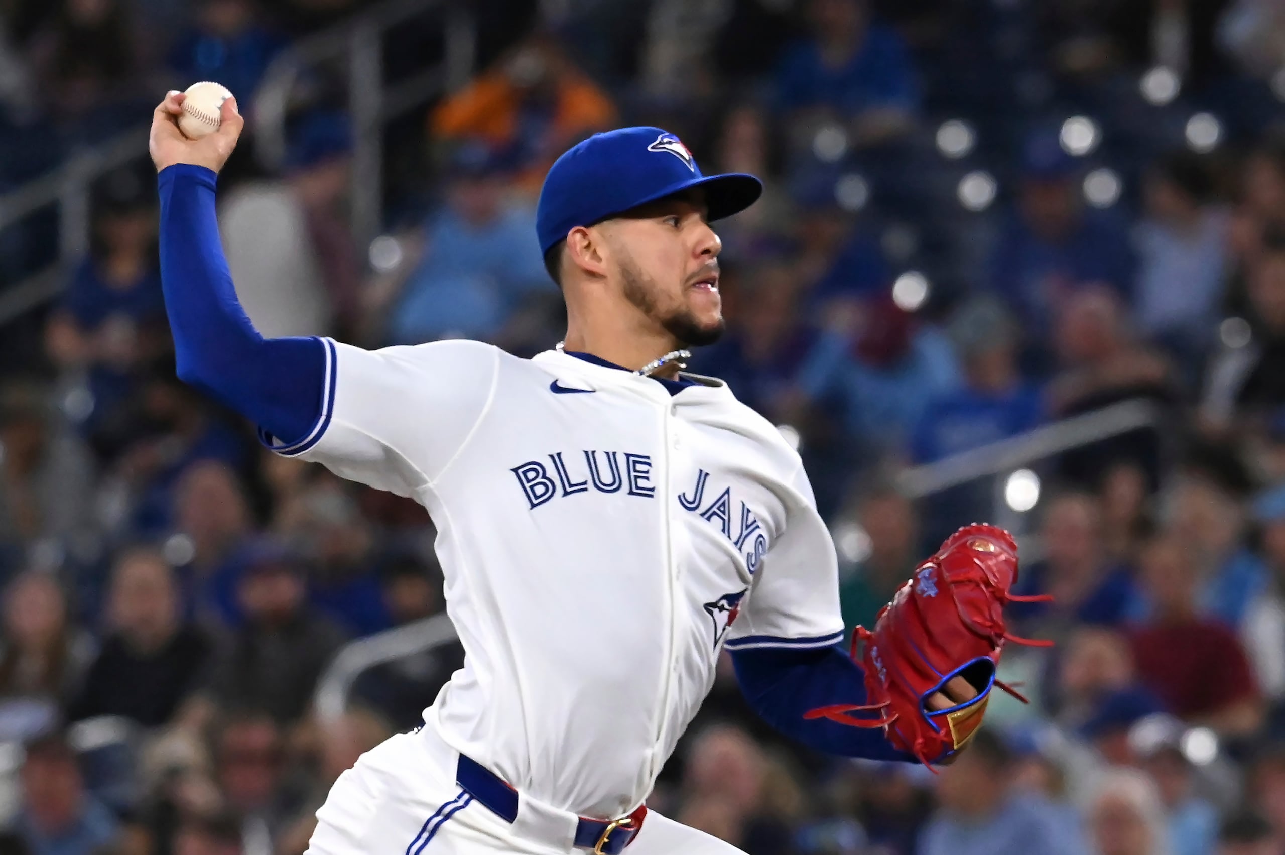 El boricua José Berríos lanza por los Blue Jays de Toronto ante los Marineros de Seattle, el sábado 19 de abril de 2025.