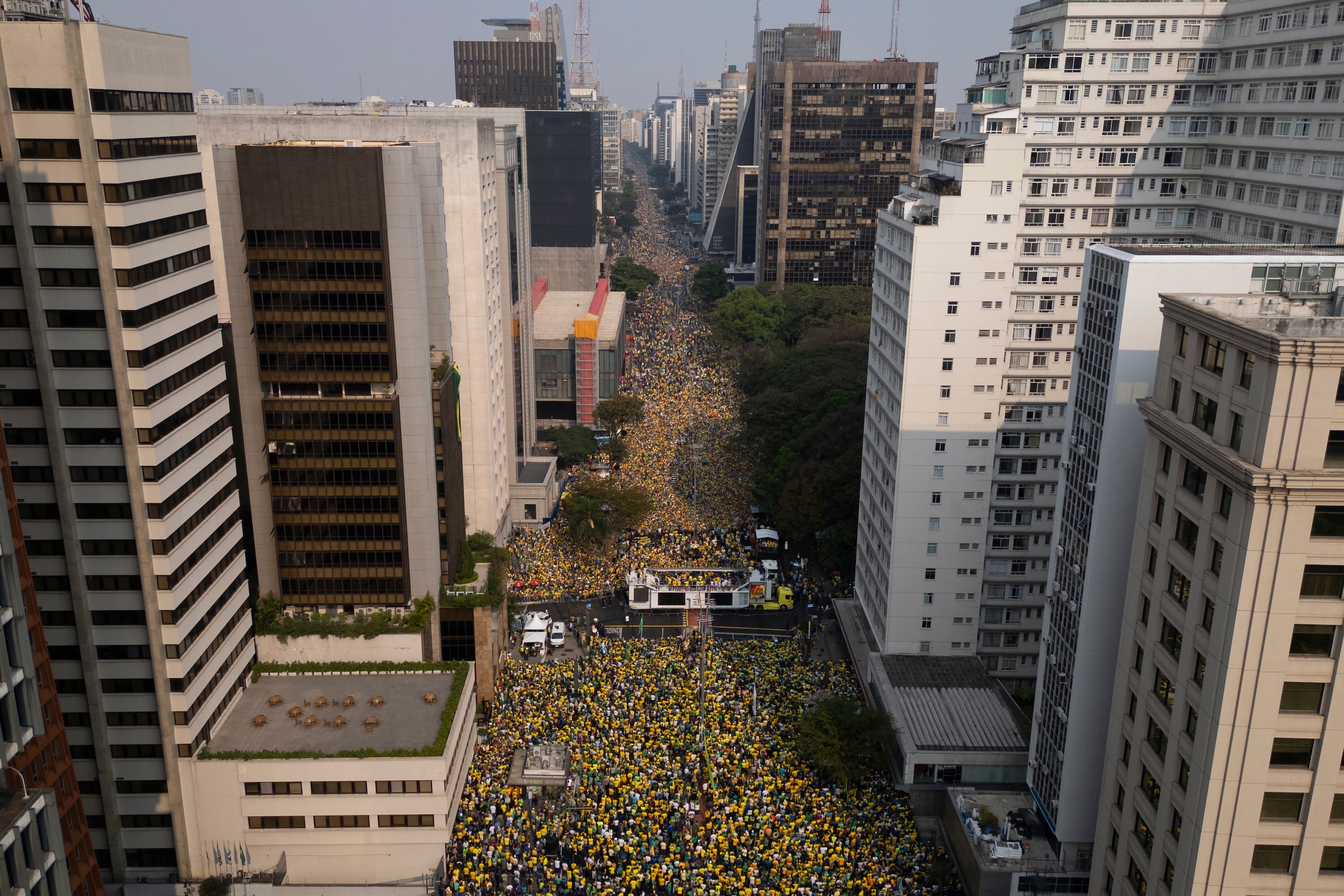 Fotografía aérea de simpatizantes del expresidente brasileño Jair Bolsonaro durante una movilización este sábado en la avenida Paulista de Sao Paulo (Brasil). EFE/ Isaac Fontana