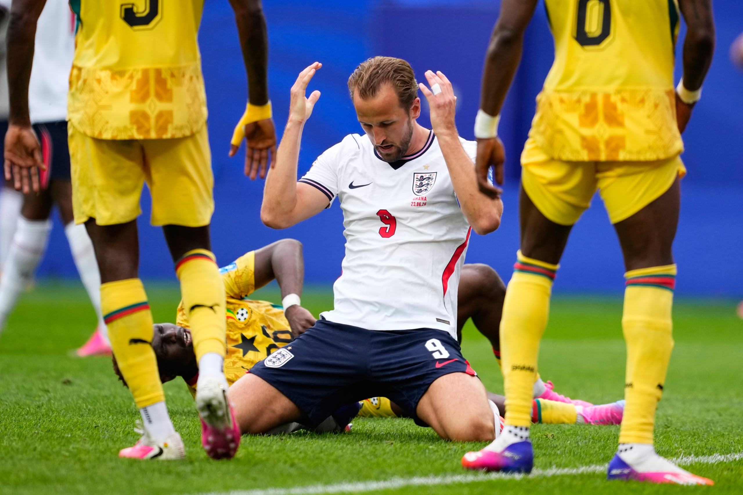 Harry Kane, de Inglaterra, reacciona después de fallar un disparo ante Ghana en el Mundial.