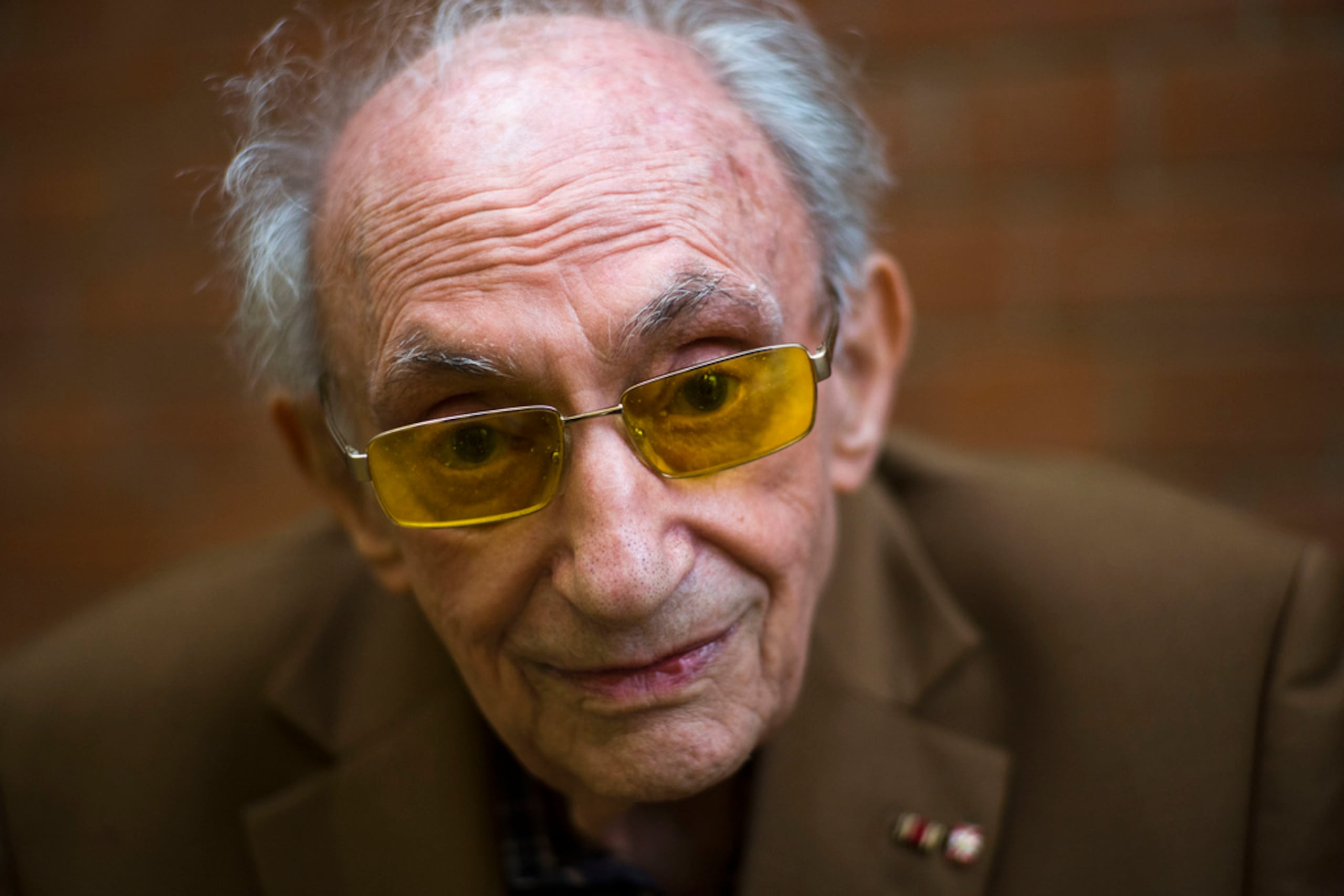 En esta foto del 5 de noviembre de 2018, Walter Frankenstein posa para una foto en el sitio conmemorativo del orfanato durante una entrevista con la Associated Press en Berlín.