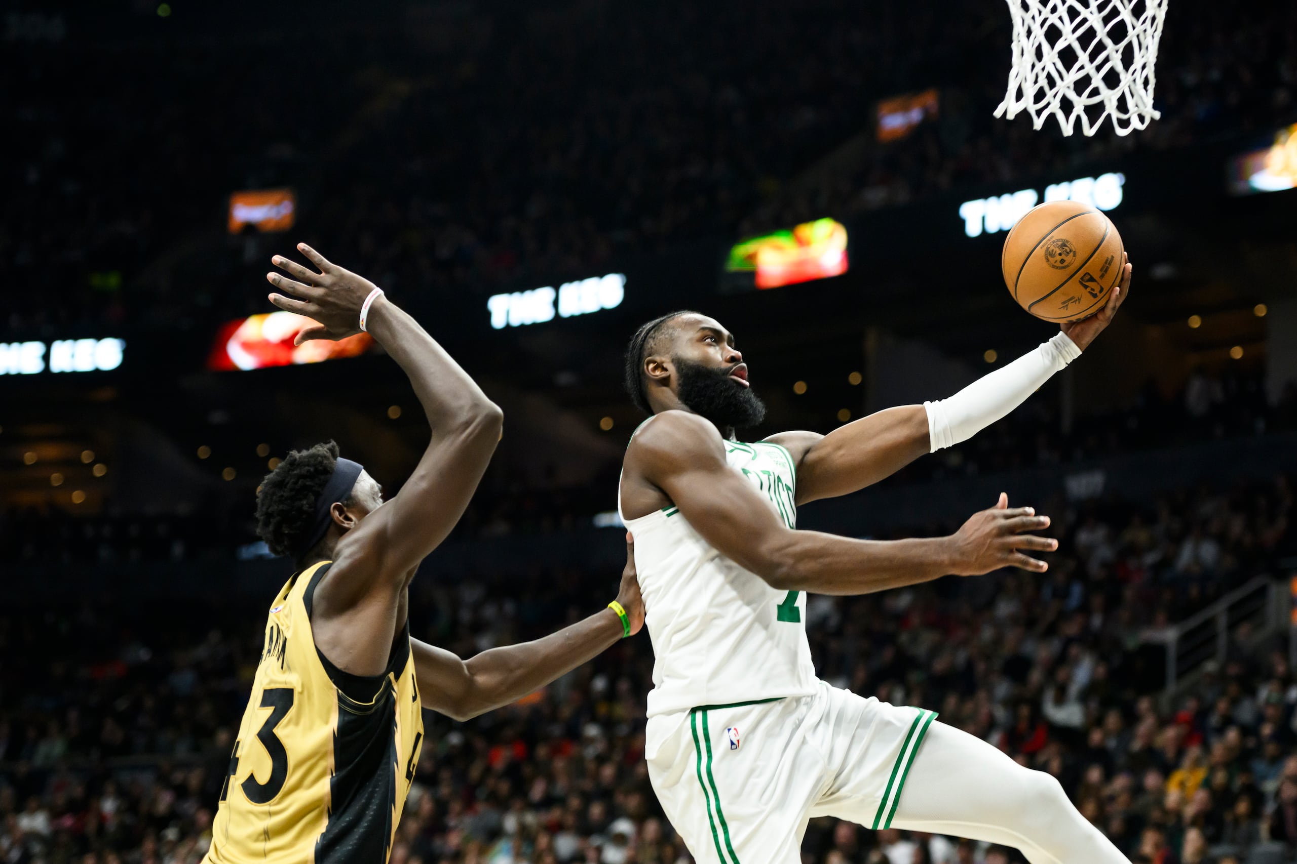 Jaylen Brown, escolta de los Celtics de Boston, intenta anotar frente a Pascal Siakam, de Toronto.