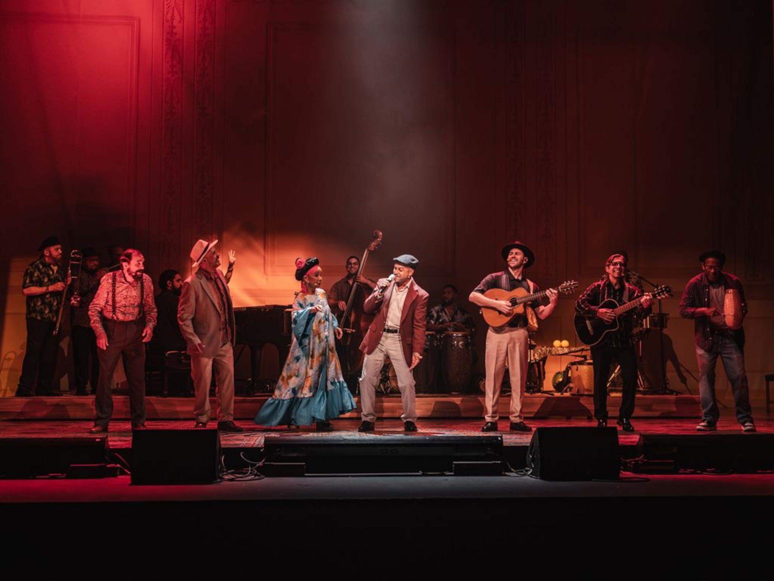 El musical combina música en vivo, actuaciones y una elaborada propuesta escénica para recrear el ambiente de la capital cubana y narrar una historia en la que los recuerdos, los sueños y los reencuentros ocupan un lugar central.