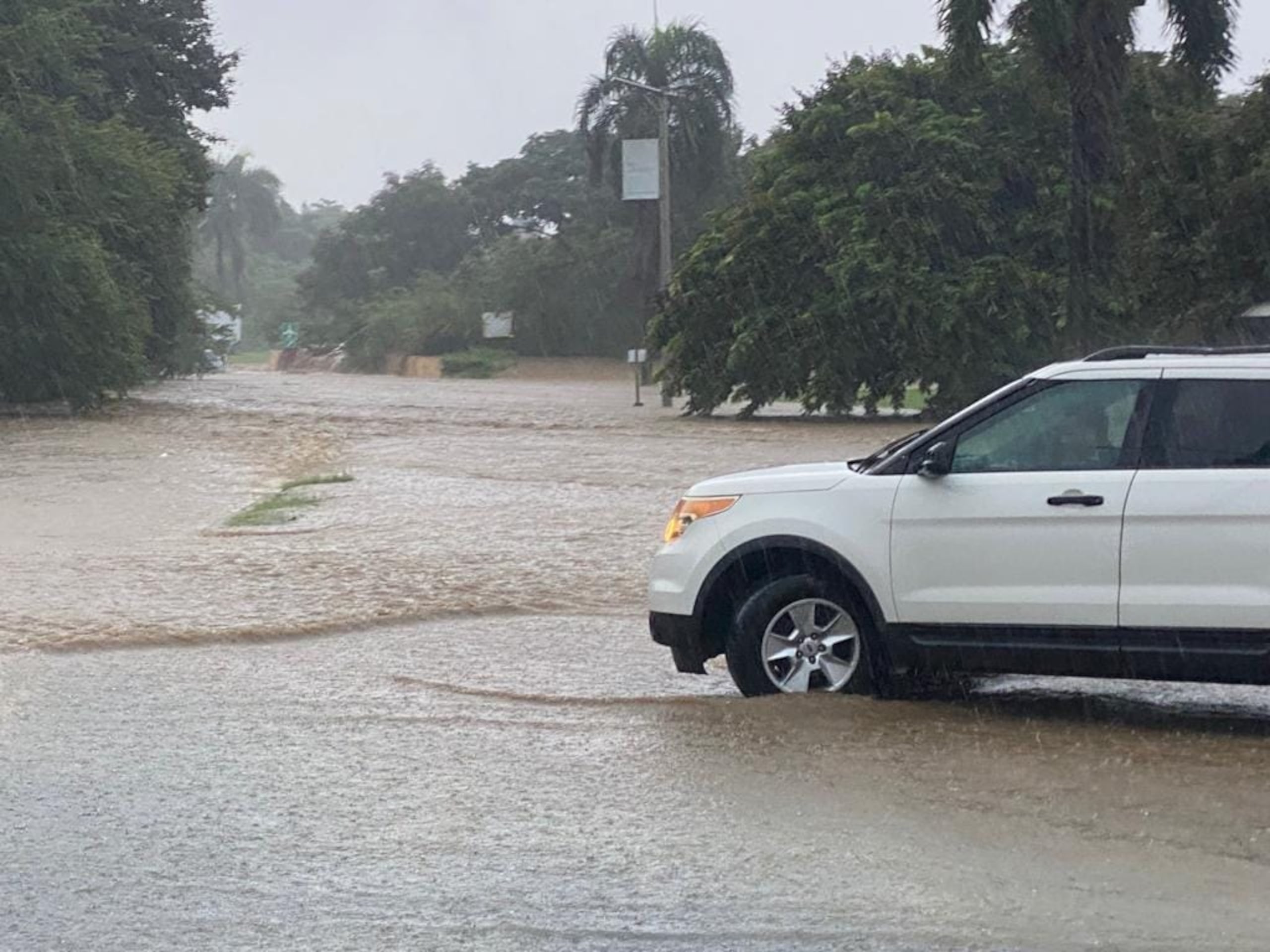 Inundaciones y derrumbe en la zona este de Puerto Rico por los fuertes aguaceros que se registraron durante la mañana del 8 de noviembre de 2023.
