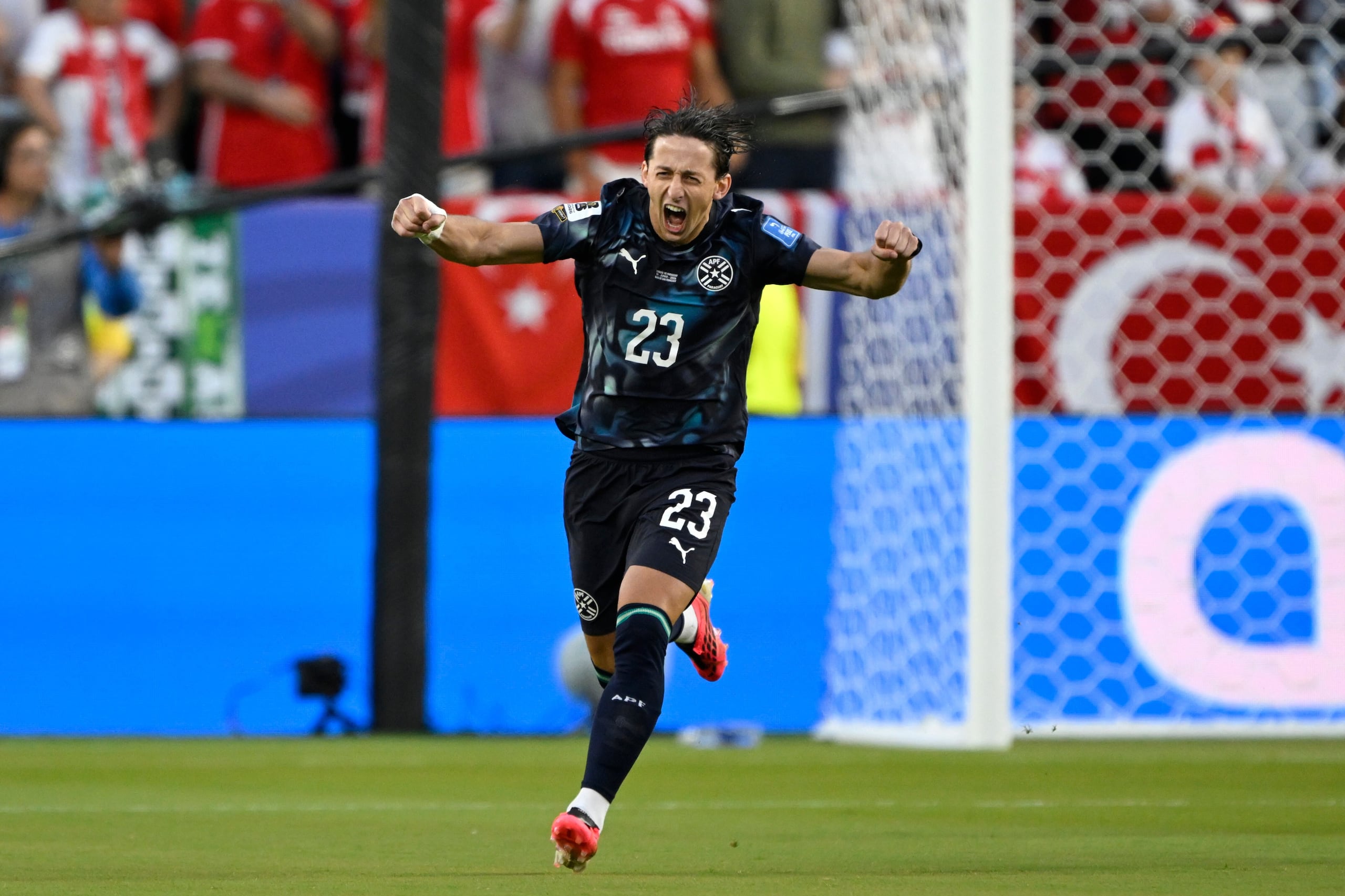 El paraguayo Matías Galarza celebra después de marcar un gol contra Turquía.