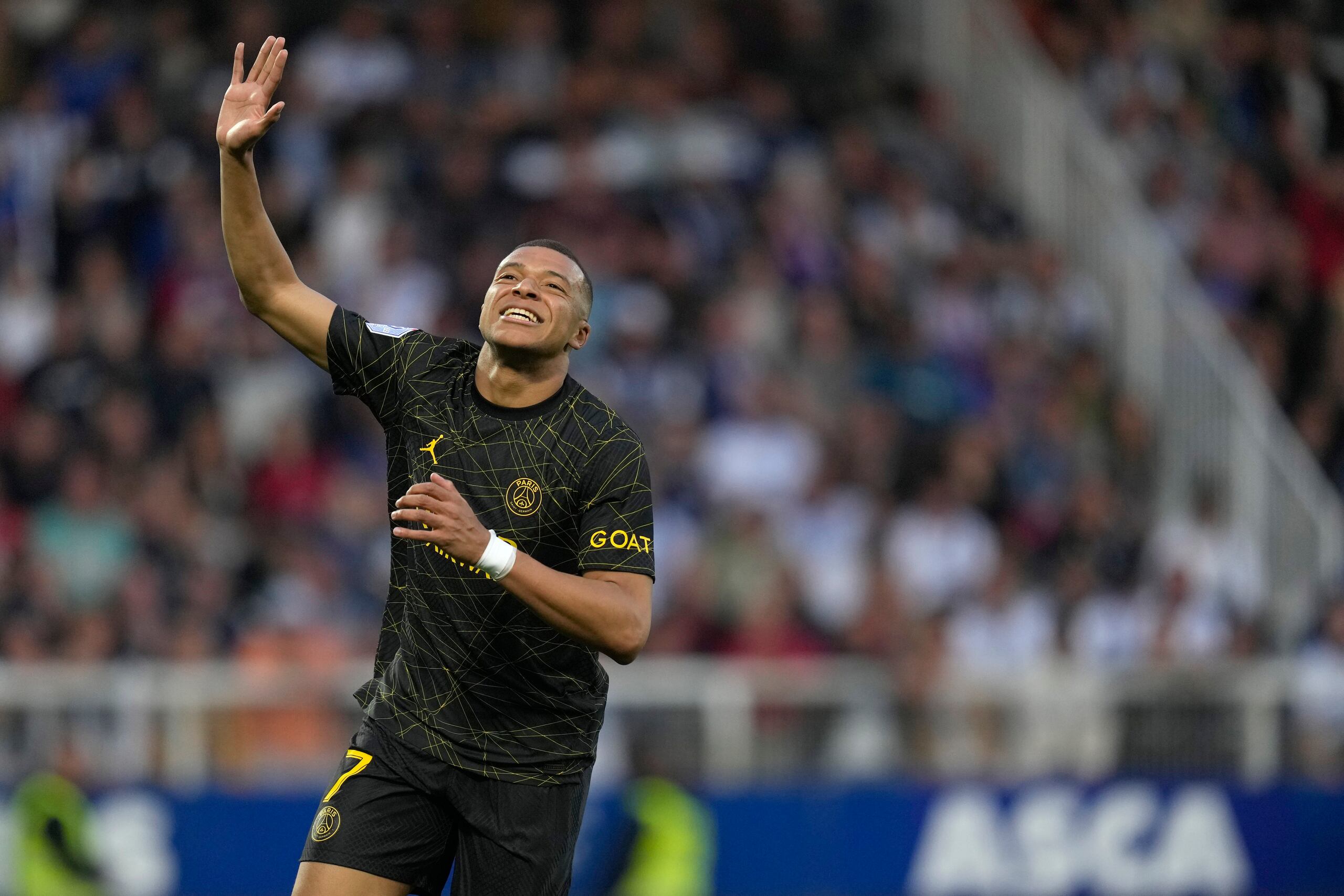 Con el penal autorizado por el VAR, Mbappe anotó en el tiempo agregado y salvó un empate para el París.