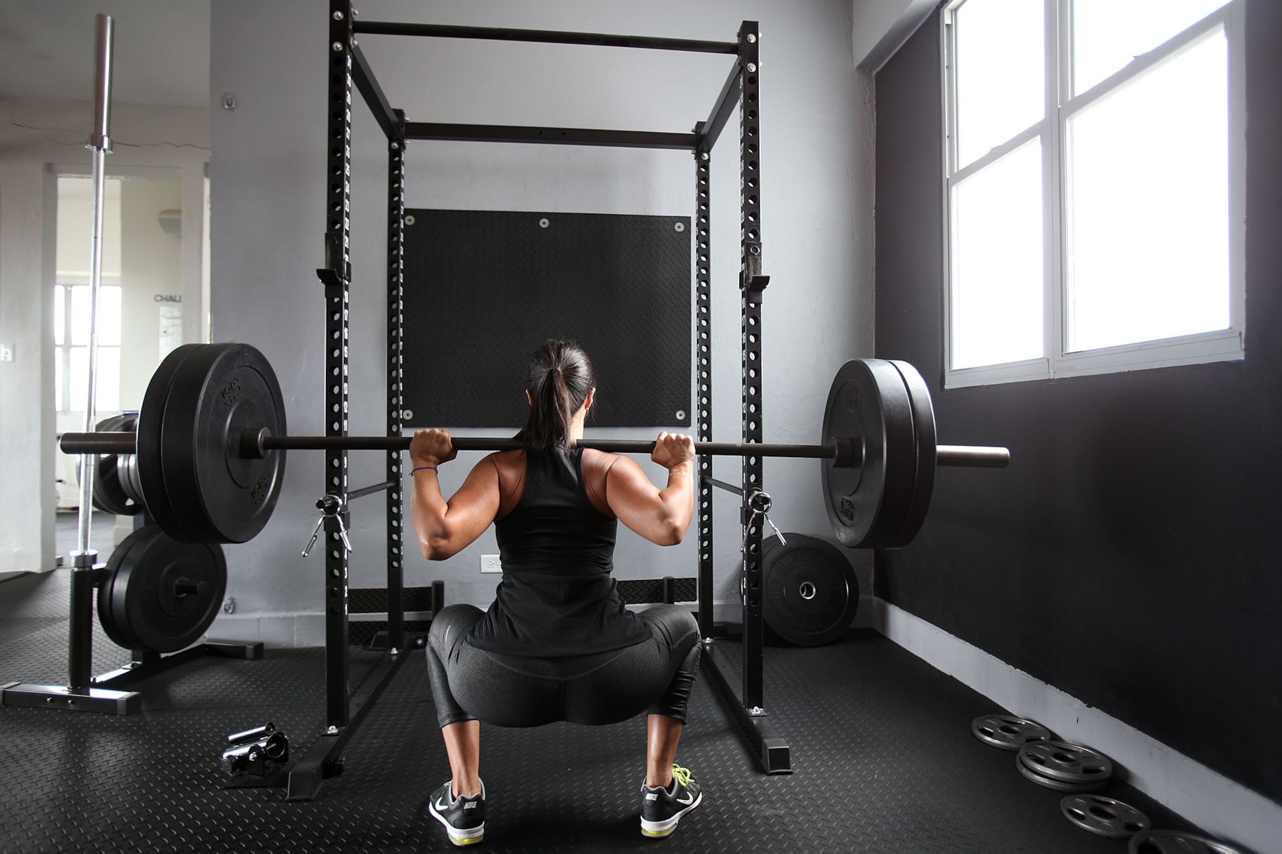 Una de las creencias erróneas todavía muy persistente entre las mujeres es que para lograr un cuerpo definido tienes que levantar pesos moderados y hacer muchas repeticiones.
