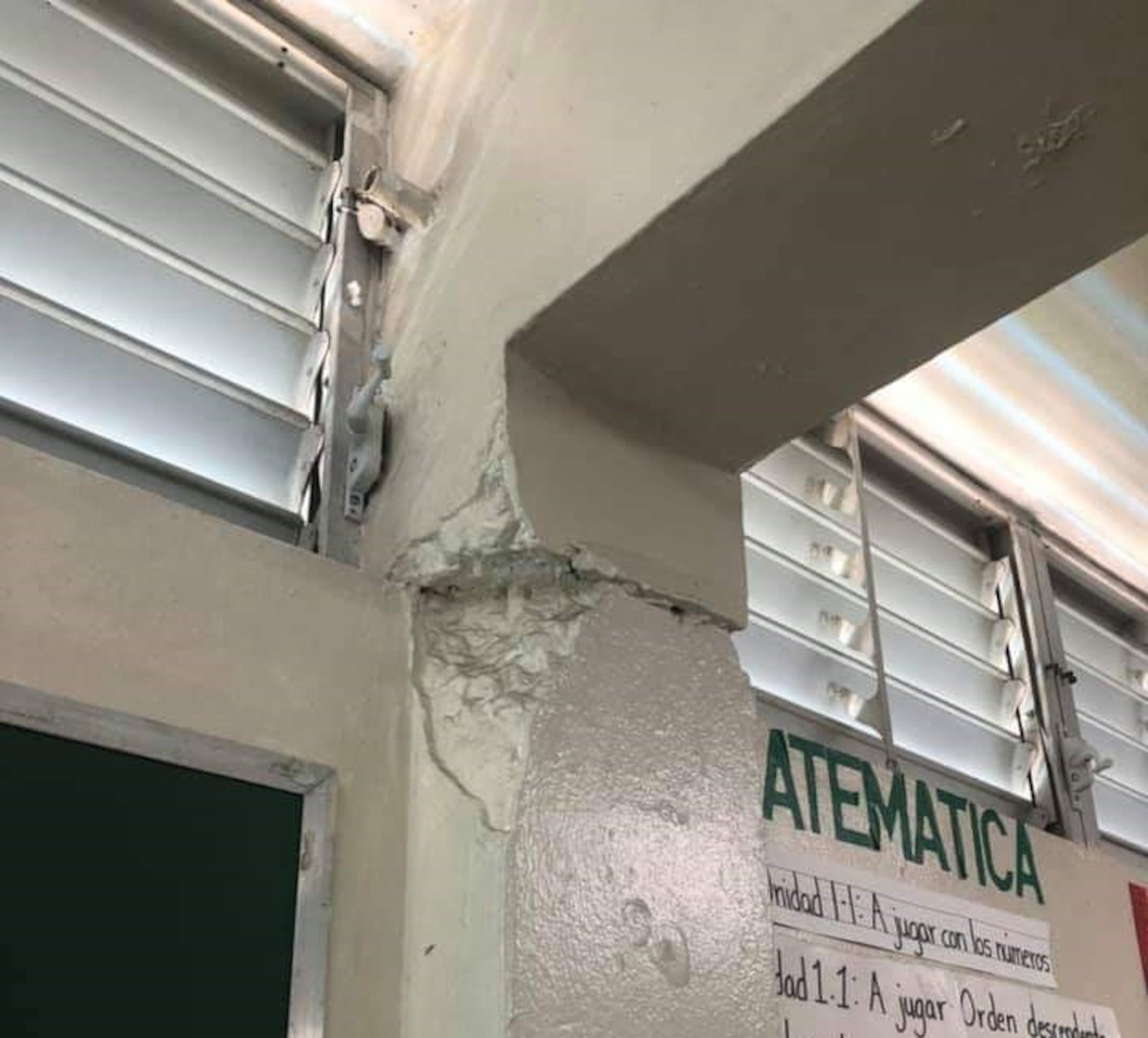 Ejemplo de una columna corta en una escuela en Bayamón.