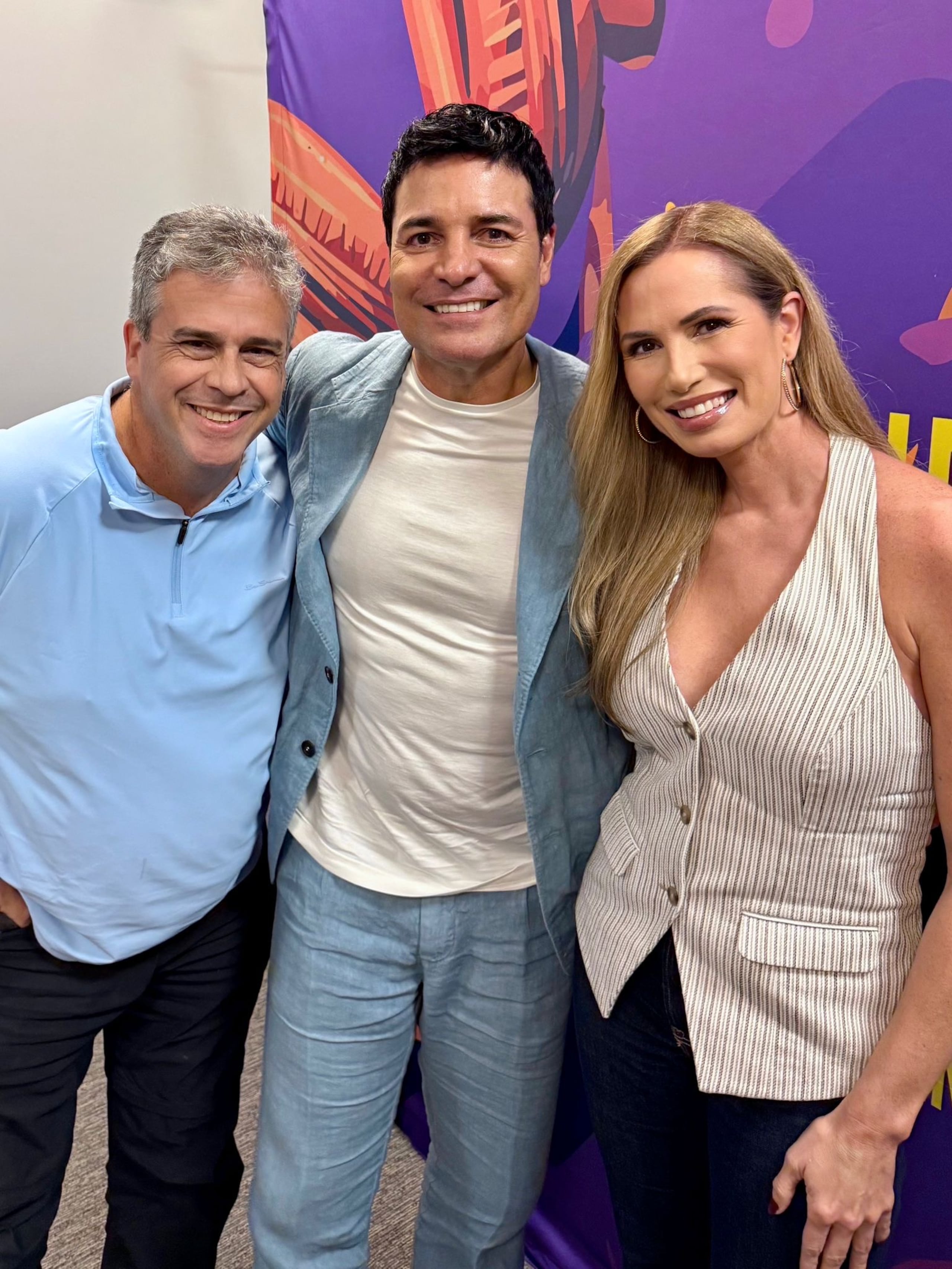 El “Top 20 Countdown” se transmite por KQ 105 FM los sábados de 7:00 a 9:00 p.m. y los domingos de 6:00 a 8:00 p.m.