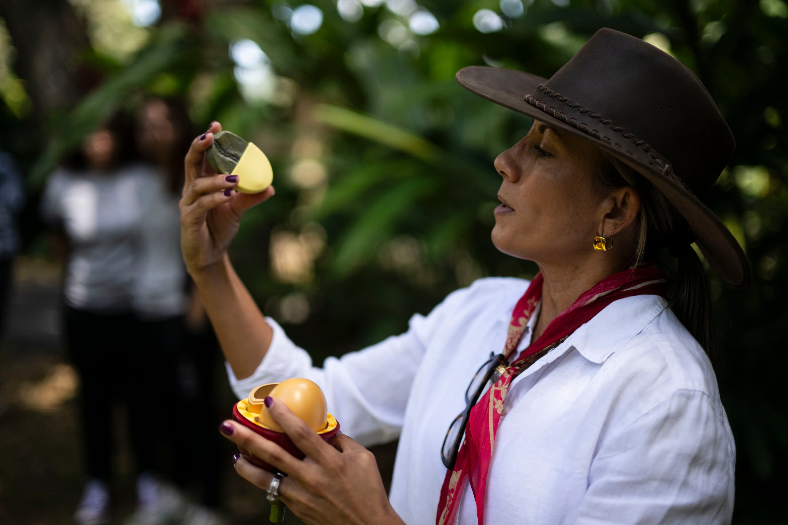 Reyes Ocasio explicando la anatomía de la semilla del café.