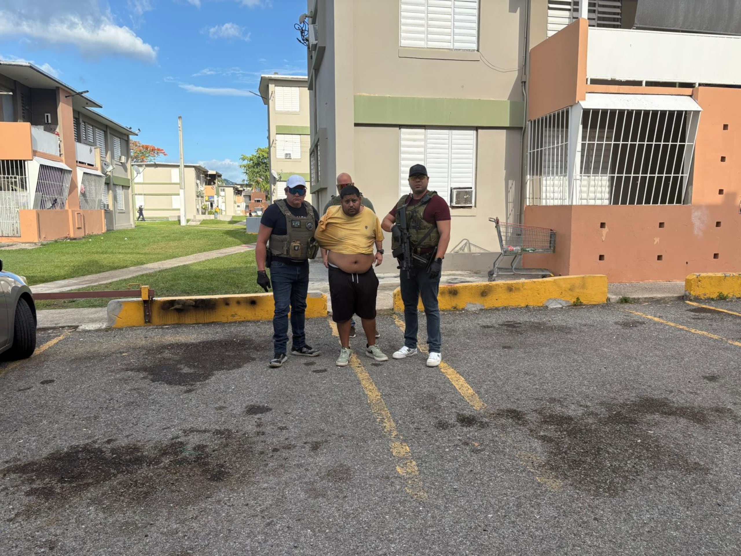 Carlos M. Ruemmele Torres, fue arrestado frente al edificio 9 del residencial El Carmen en Mayagüez, tras ser acusado en ausencia por la masacre de Las Marías, ocurrida el 17 de junio.