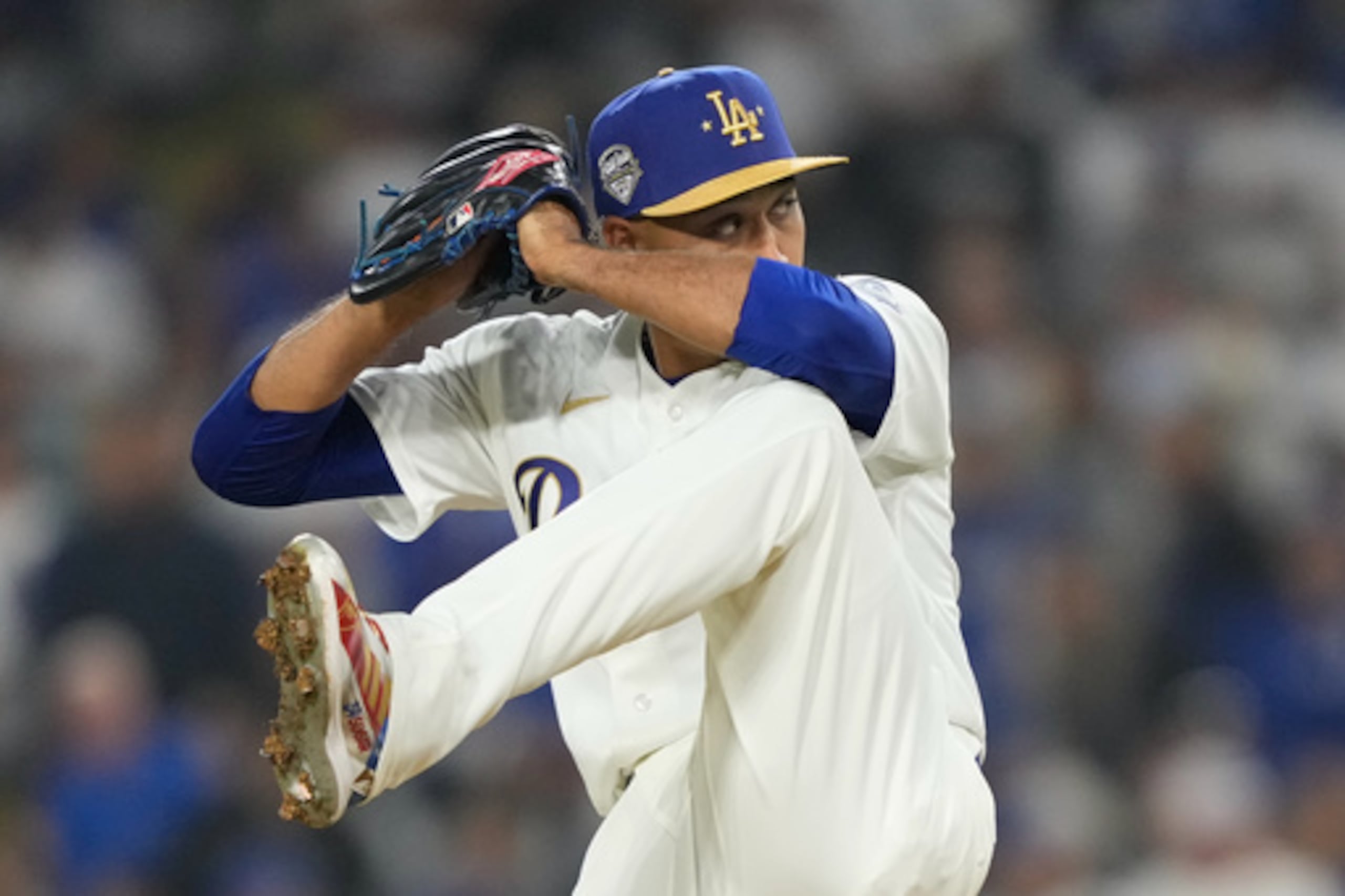 El lanzador relevista de los Dodgers de Los Ángeles, Edwin Díaz, lanza al plato durante la novena entrada de un partido de béisbol contra los Diamondbacks de Arizona, el viernes 27 de marzo de 2026, en Los Ángeles. (AP Photo/Mark J. Terrill)