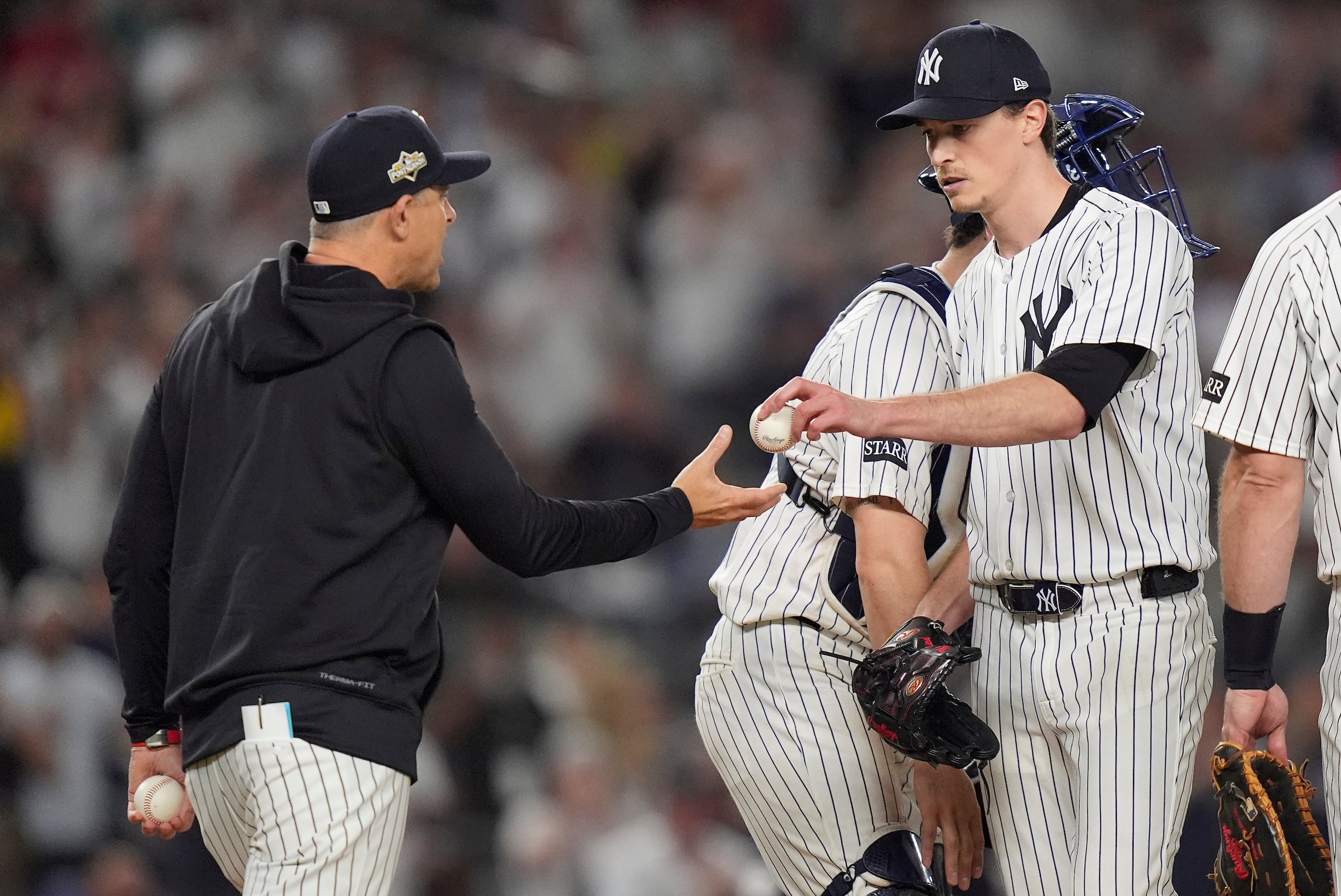 Max Fried, a la derecha, es relevado por el mánager Aaron Boone en la séptima entrada del primer juego de la serie de comodines entre los Yankees y los Red Sox.