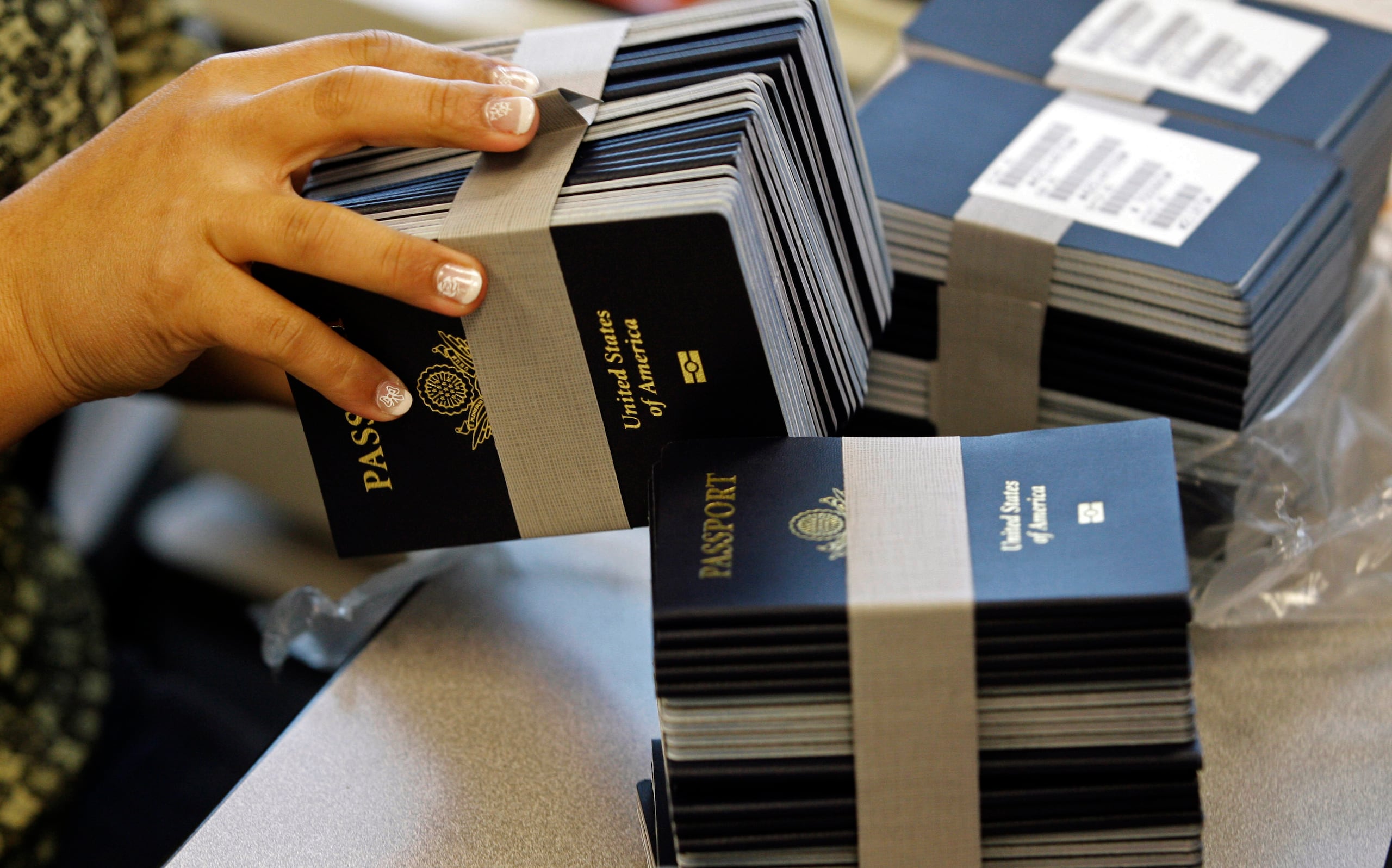Al hombre también se le ocupó un pasaporte estadounidense, seis libretas de chequera, varias tarjetas de diferentes bancos americanos, dos celulares, tres cheques y la suma de $1,420 pesos dominicanos.