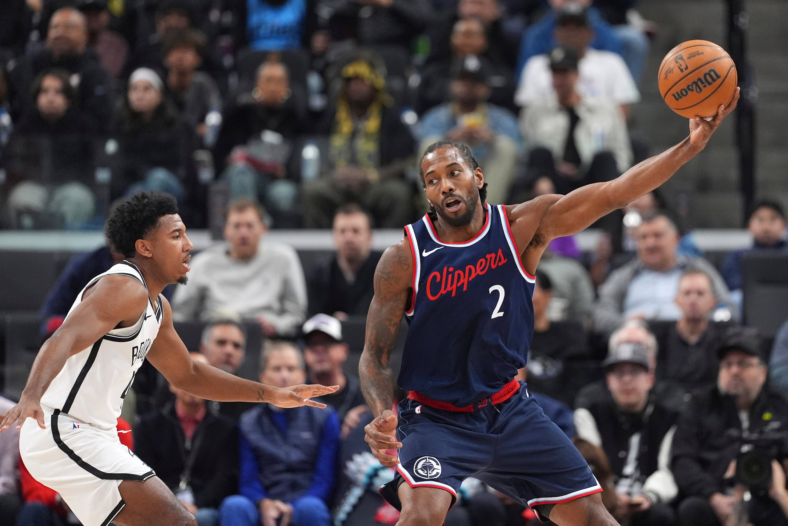 Kawhi Leonard, alero de los Clippers de Los Ángeles, controla el balón frente a Reece Beekman, de los Nets de Brooklyn, el miércoles 15 de enero de 2025.