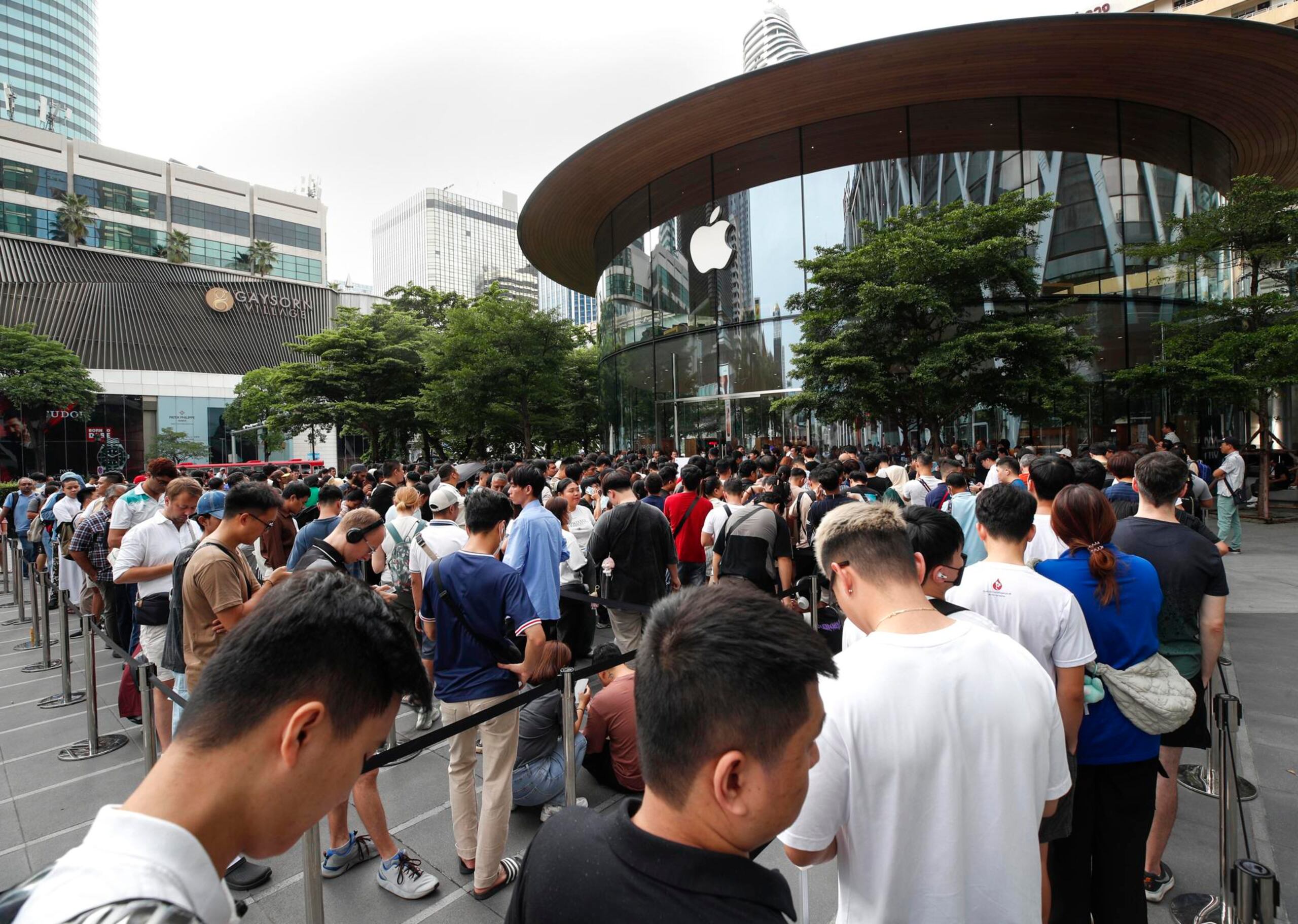 Clientes haciendo fila para comprar el nuevo iPhone 16 en una tienda de Apple en Bangkok, Tailandia, este viernes.