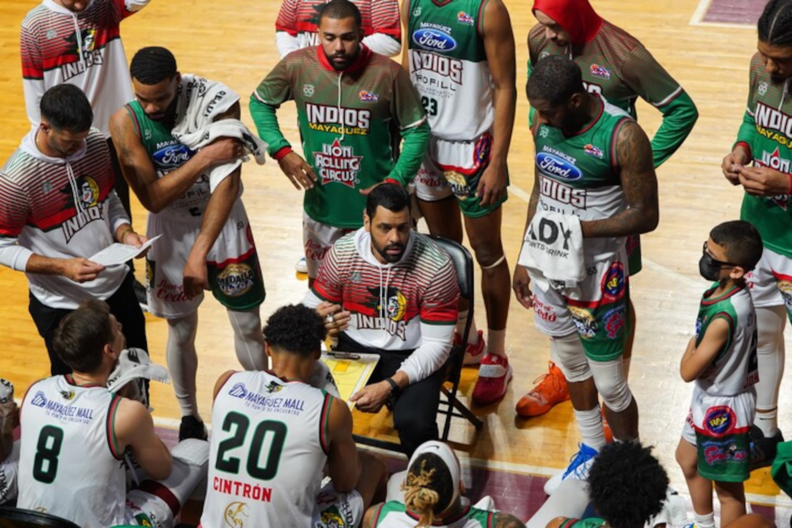 Christian Dalmau, al centro, tiene a los Indios a una victoria de lograr o un empate por la última plaza de clasificación, o del pase a la postemporada.