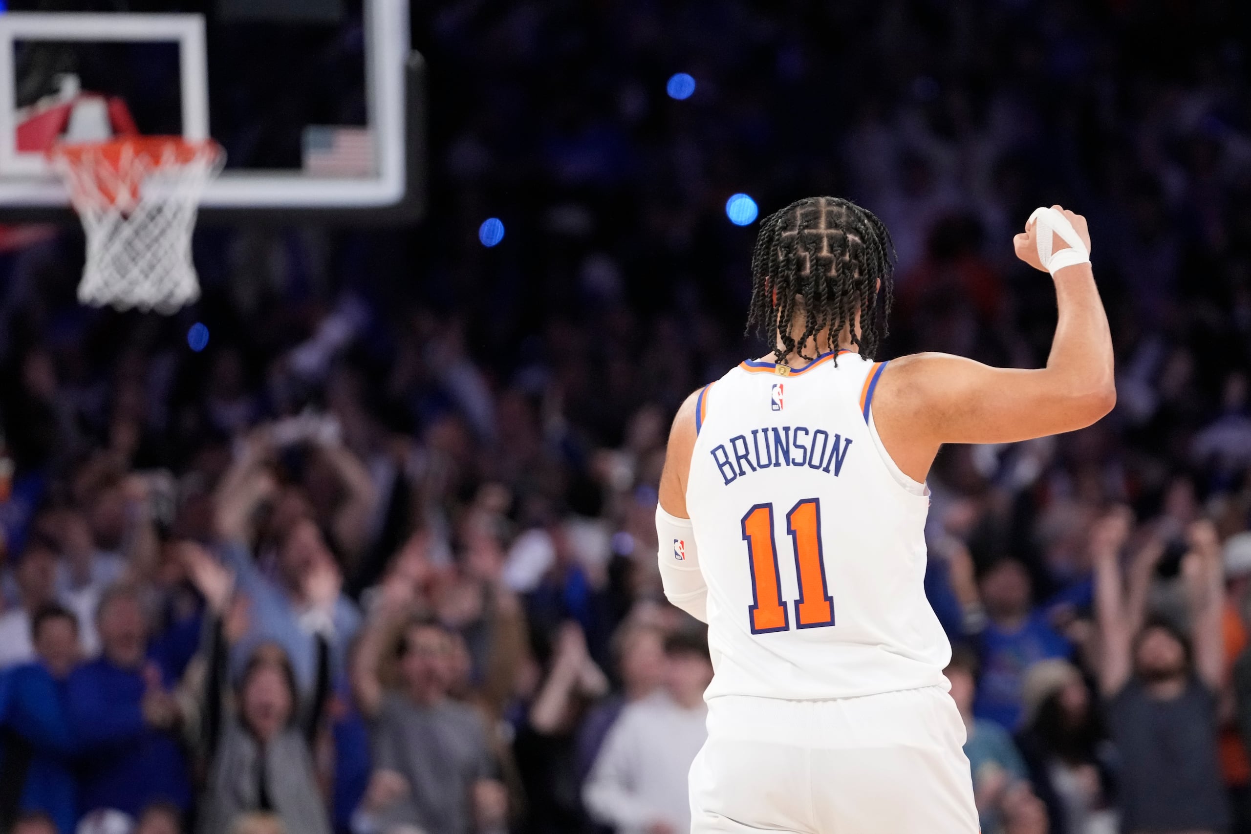 Jalen Brunson, de los Knicks de Nueva York, festeja en los últimos instantes del primer partido de la serie de playoffs ante los 76ers de Filadelfia, el sábado 20 de abril de 2024.