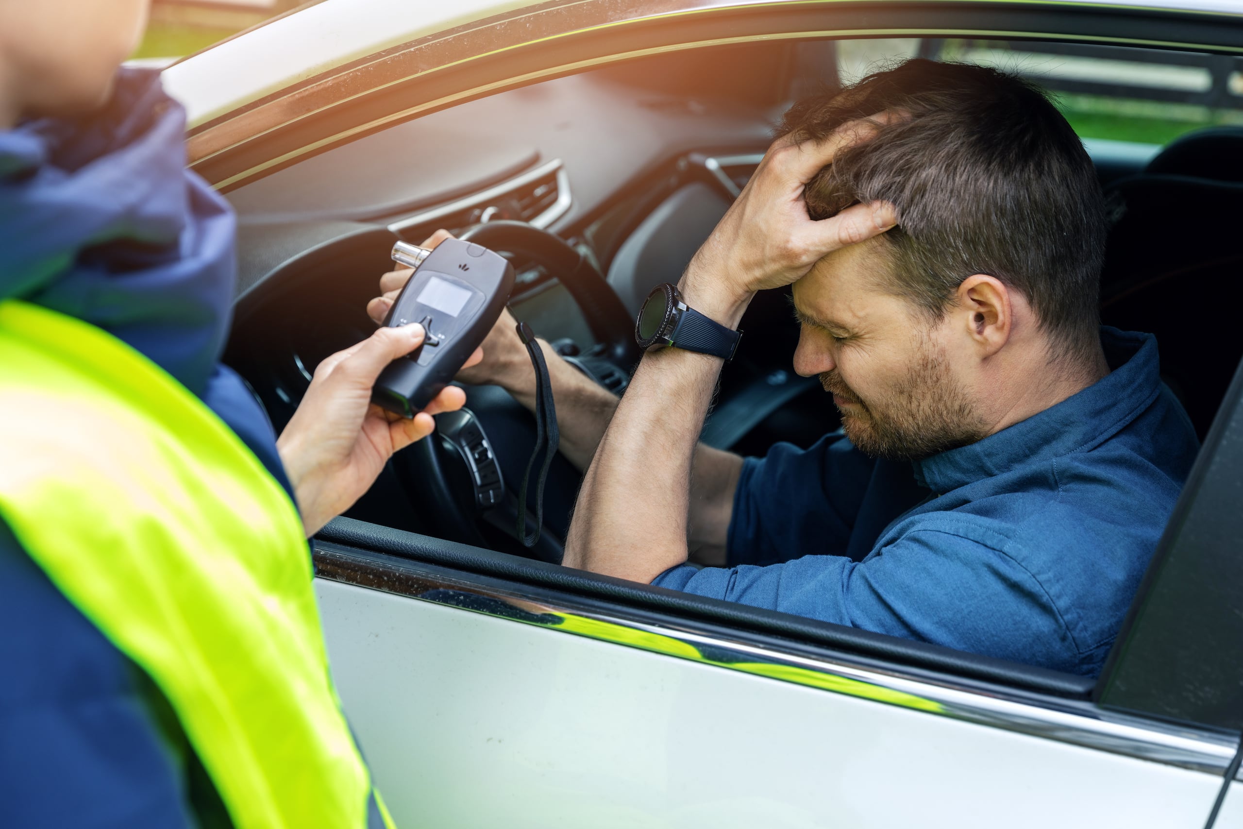 Policía mide los niveles de alcohol de un conductor.