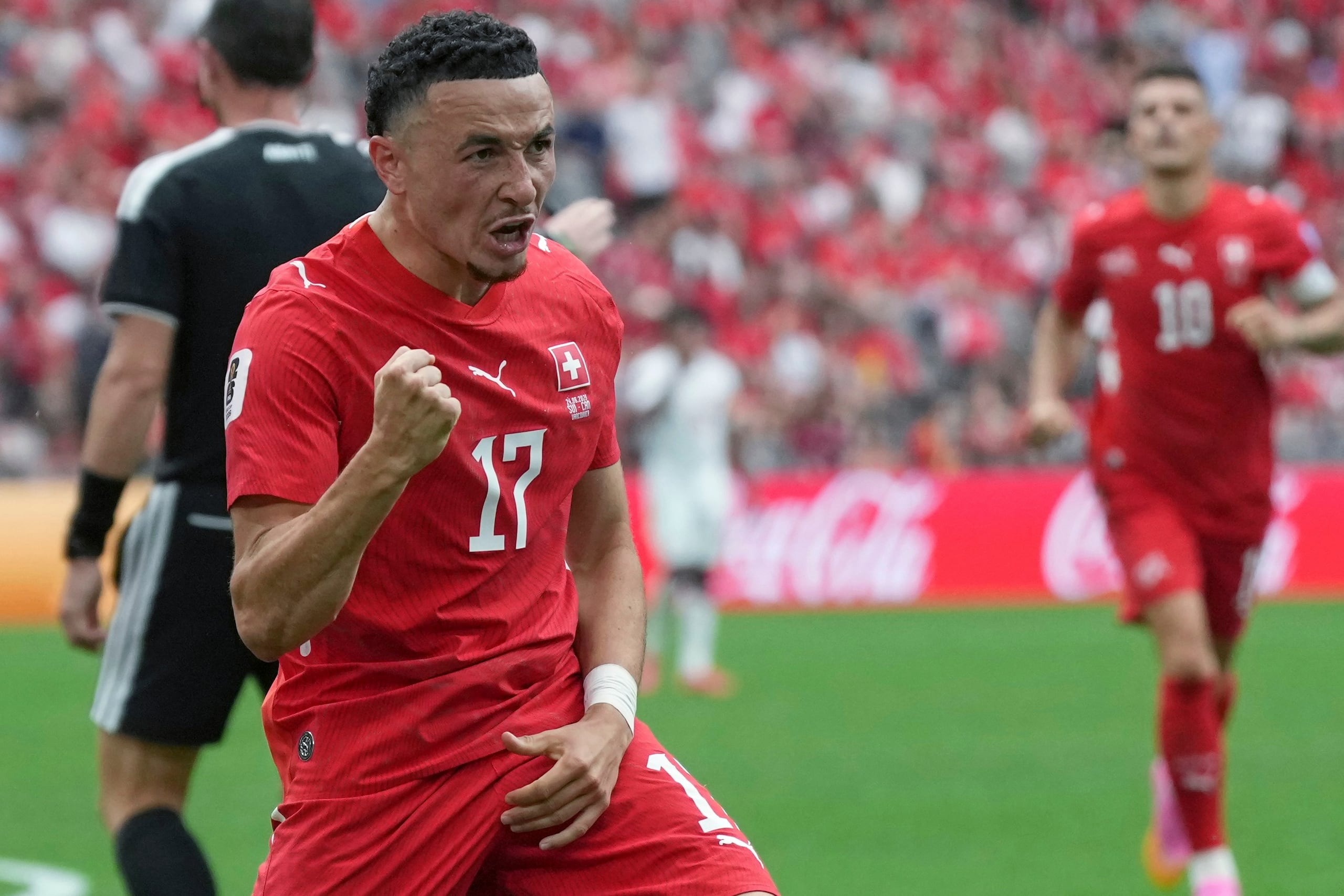 Ruben Vargas celebra tras anotar el primer gol de Suiza en el partido contra Canadá en el Mundial.