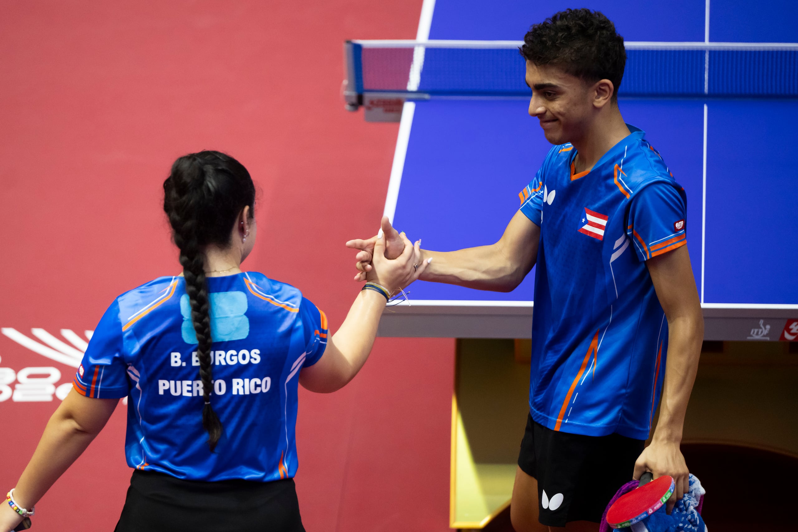 Steven Moreno y Brianna Burgos durante el partido por la medalla de oro de dobles mixto en los Juegos Centroamericanos y del Caribe.