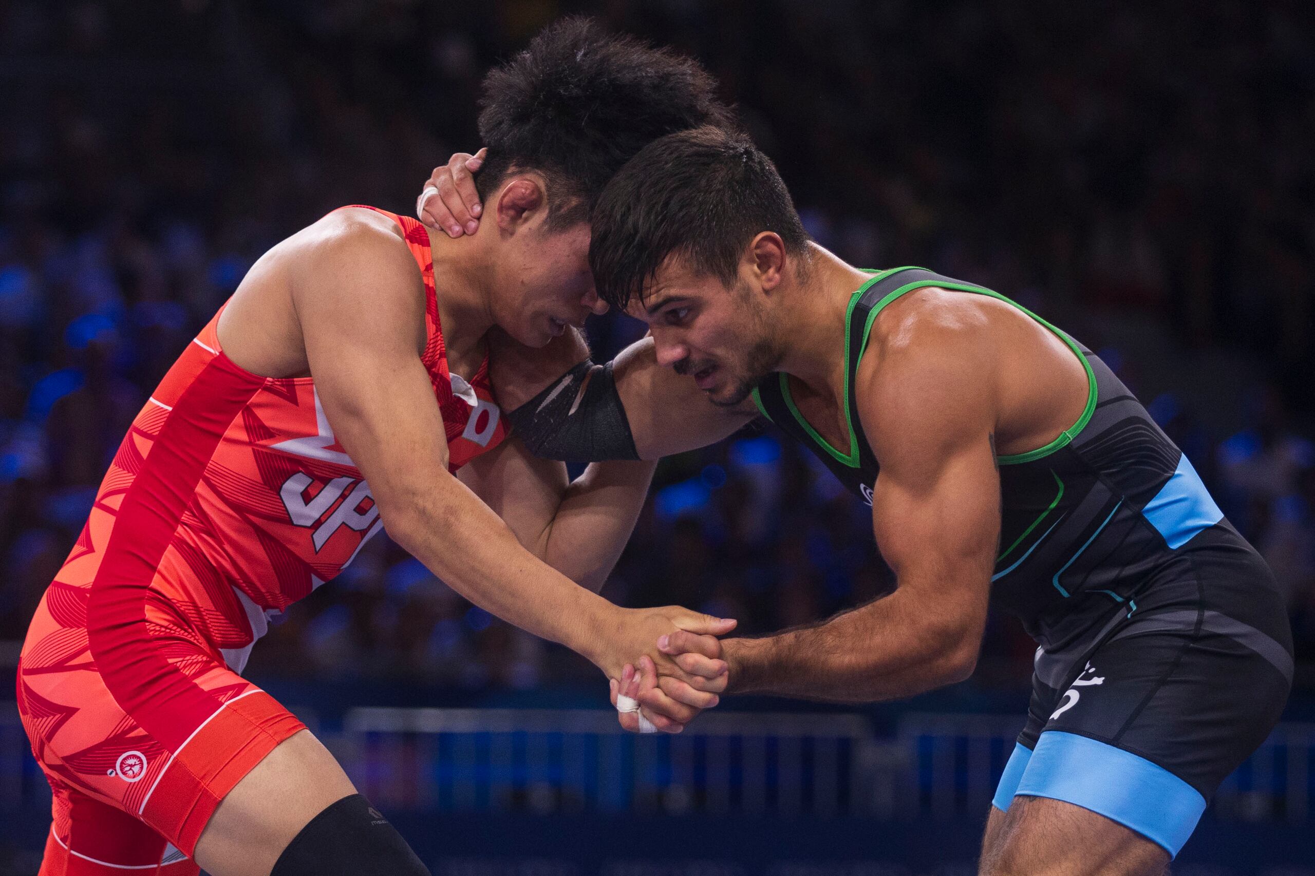 El luchador puertorriqueño Sebastián Rivera (de azul) se midió al japonés Kotaro Kiyooka.