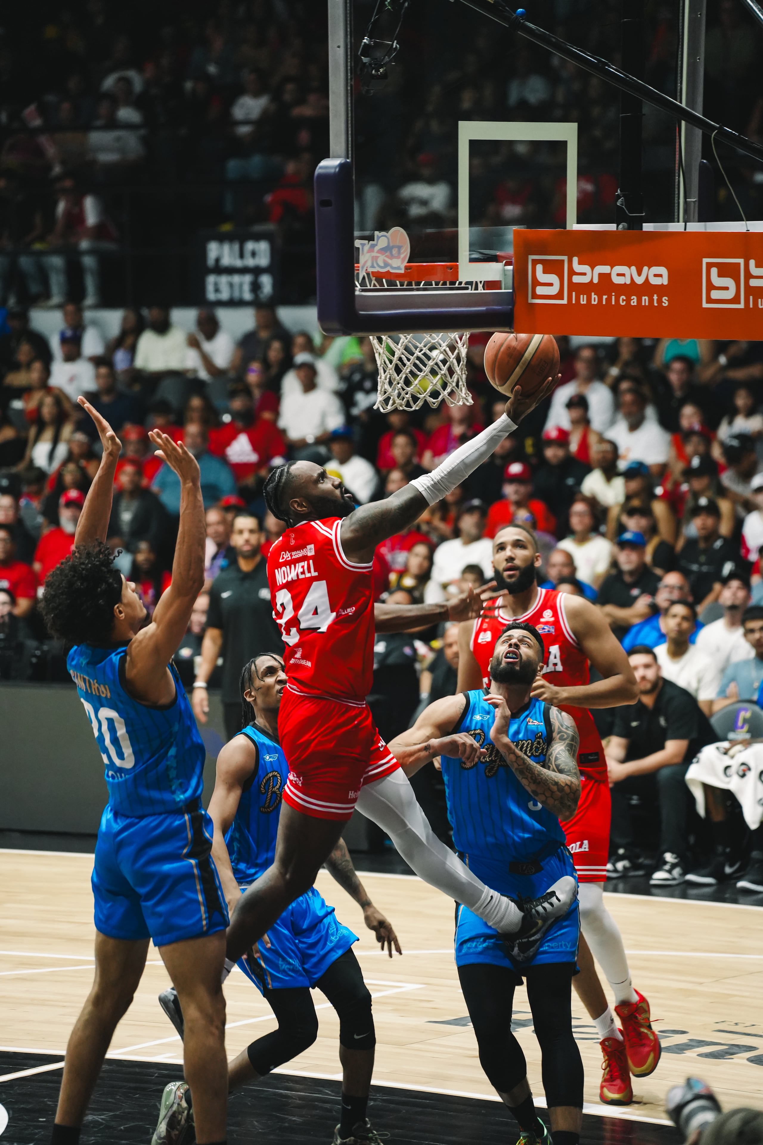 Jaylen Nowell, de los Gigantes, tira al canasto durante el partido contra Bayamón.