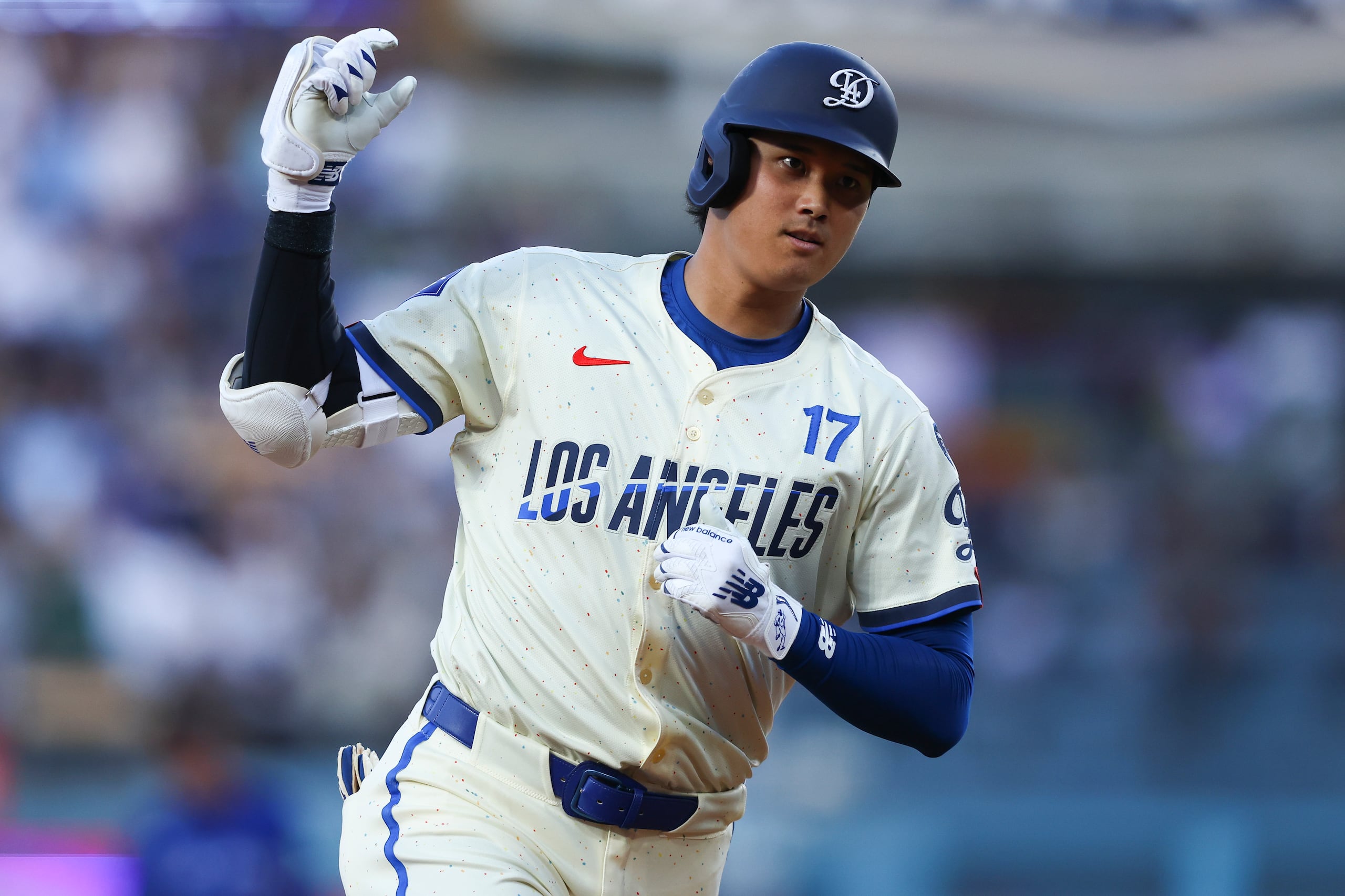 El japonés Shohei Ohtani, de los Dodgers de Los Ángeles, festeja luego de batear un jonrón.