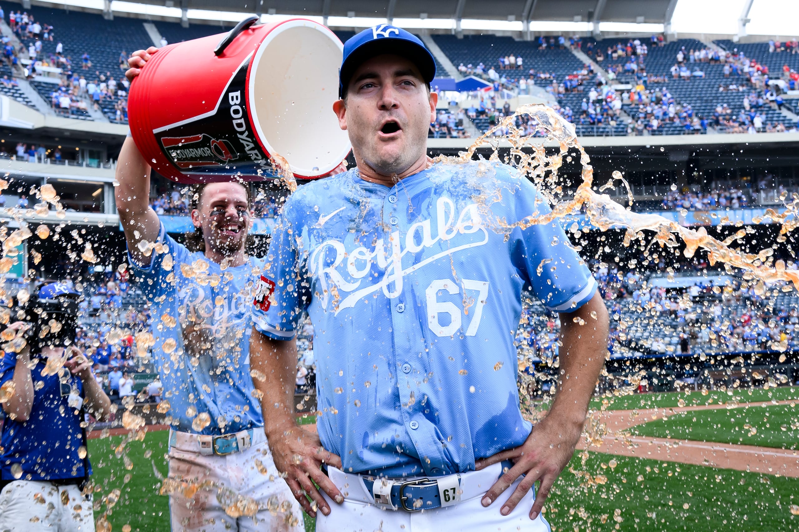 El abridor de los Reales de Kansas City Seth Lugo es bañado con agua fría tras lanzar su primer juego completo ante los Medias Blancas de Chicago el domingo 21 de julio del 2024. (AP Foto/Reed Hoffmann)