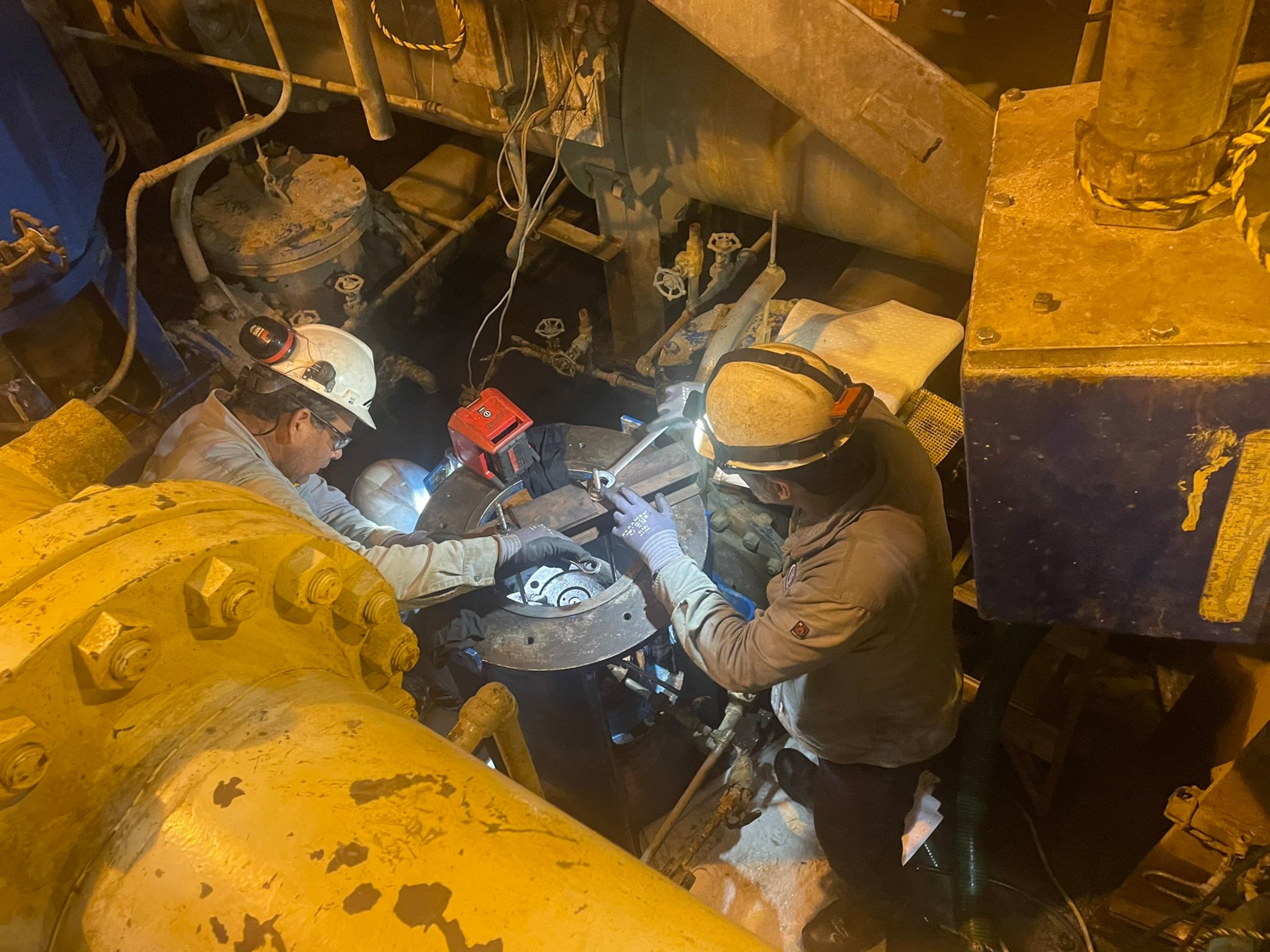 Trabajadores reparan una avería en el sistema eléctrico. (Archivo / GFR Media)