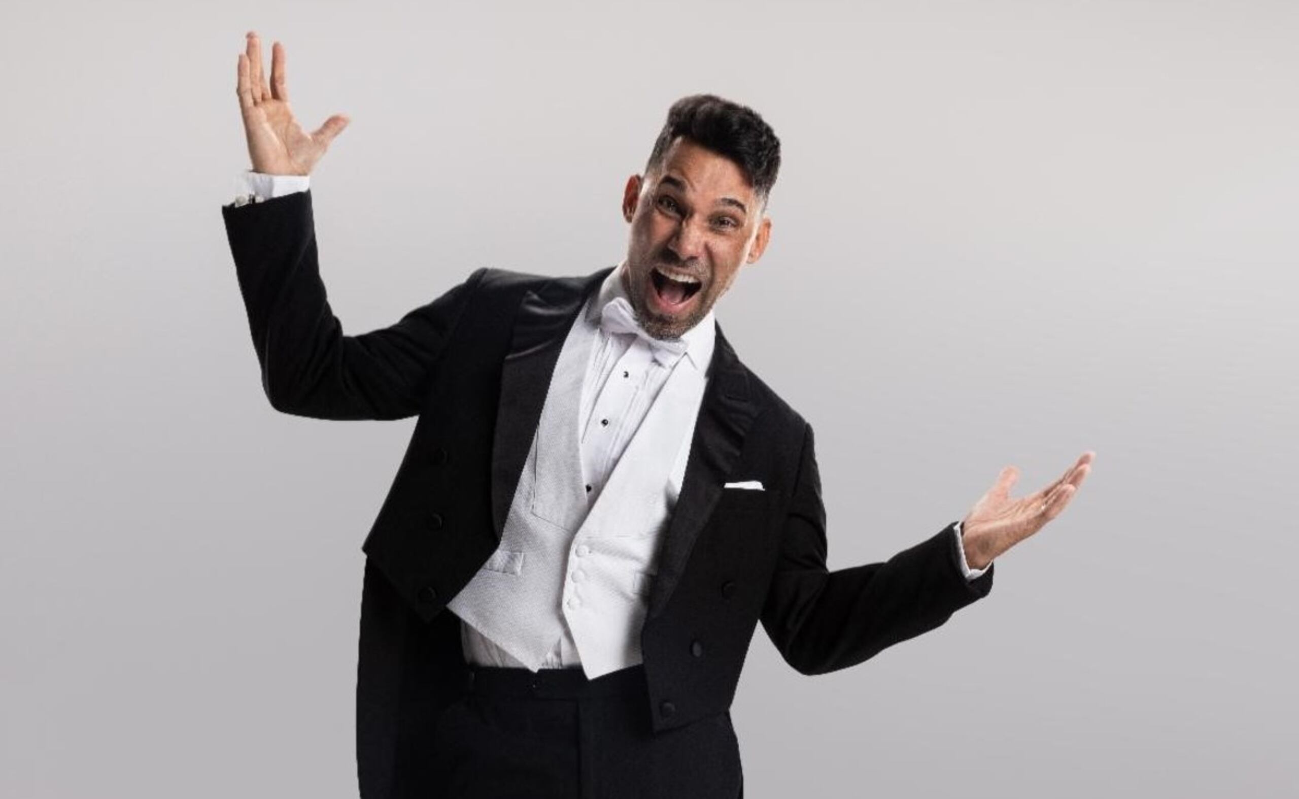 Lleva 19 años realizando presentaciones artísticas de comedia.