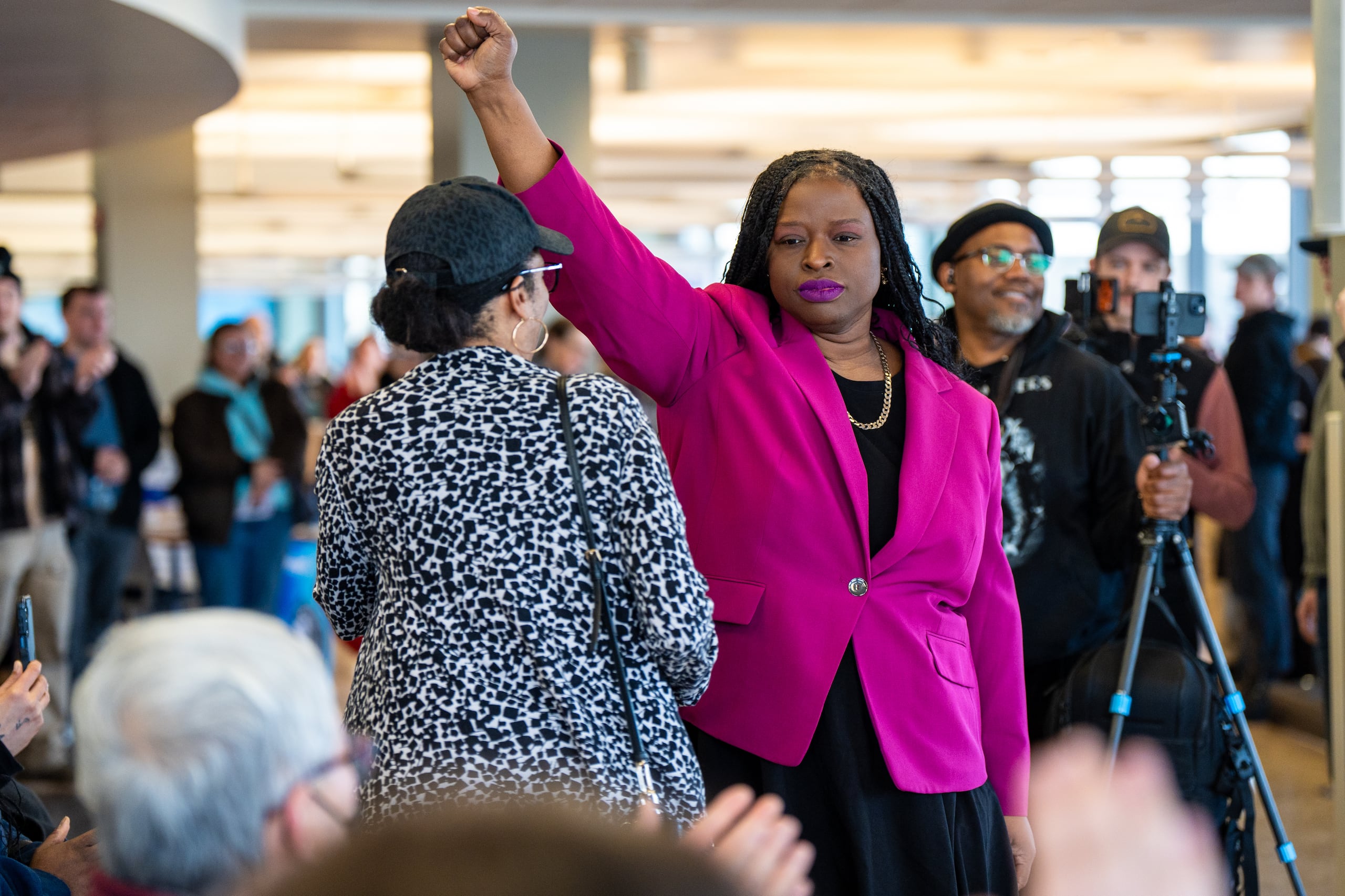 Nekima Levy Armstrong levanta el puño tras hablar en una manifestación contra el Servicio de Inmigración y Control de Aduanas (ICE, por sus siglas en inglés) y en honor de Martin Luther King Jr., el lunes 19 de enero de 2026, en St. Paul, Minnesota. (AP Foto/Angelina Katsanis)