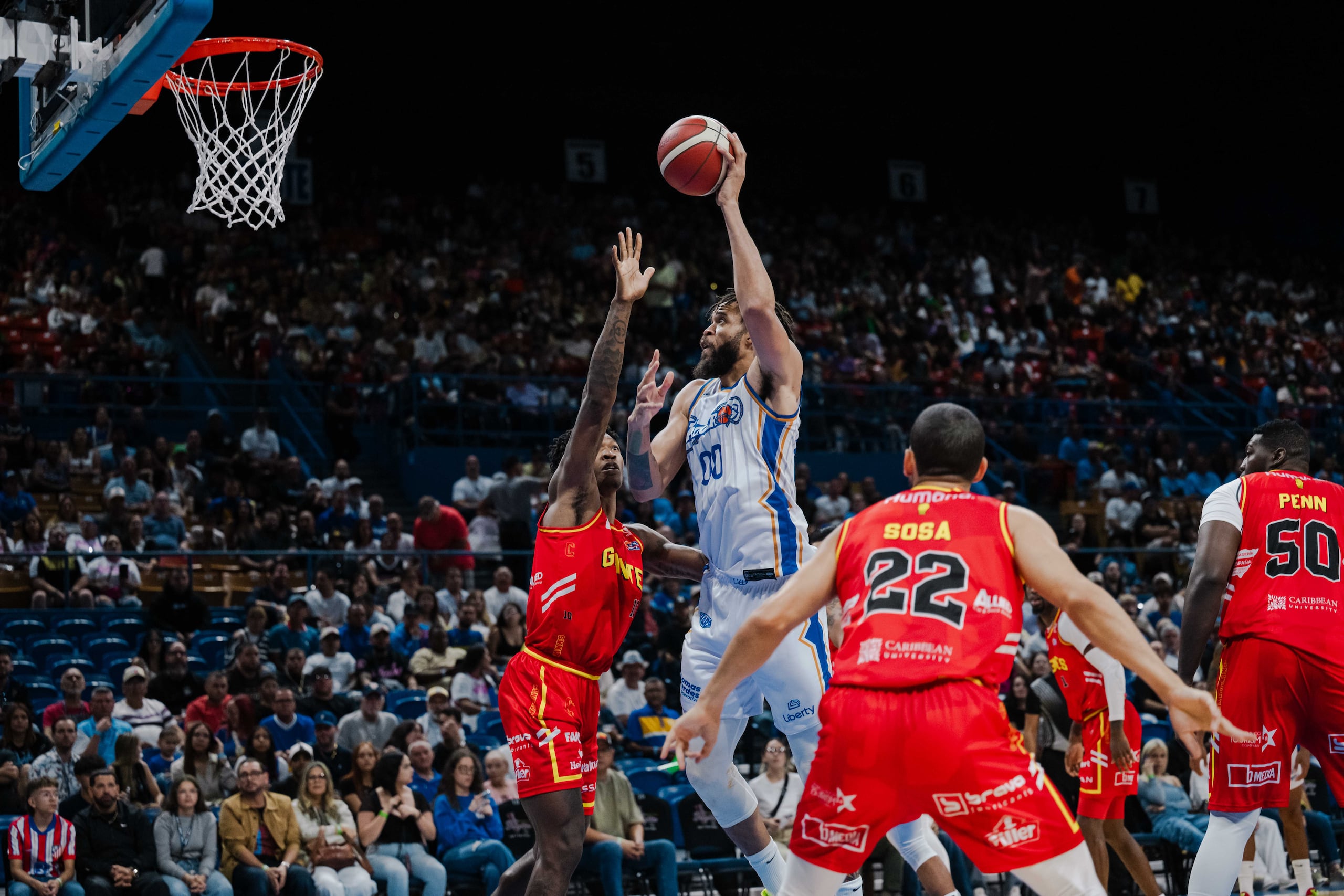 JaVale McGee, de los Vaqueros de Bayamón, ataca el canasto ante la defensa de Kristian Doolittle, de los Gigantes de Carolina-Canóvanas.