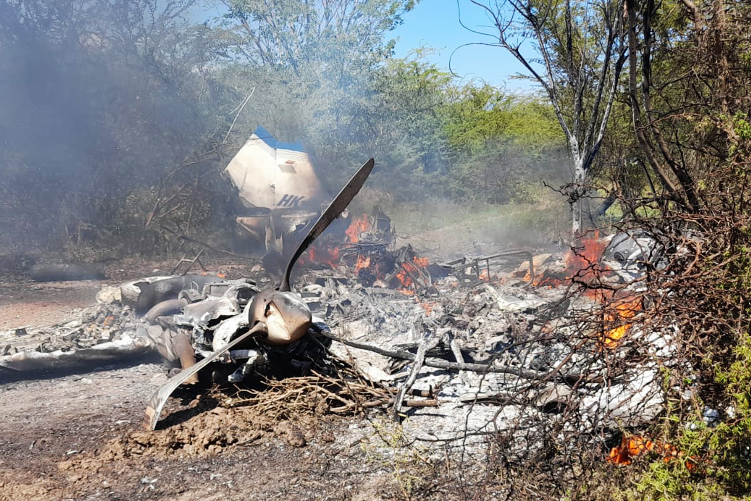 Fotografía cedida por el cuerpo de Bomberos de Valledupar que muestra los trabajos en la zona donde se encuentran los restos de un avión ambulancia hoy, en Valledupar (Colombia). EFE/ Bomberos De Valledupar