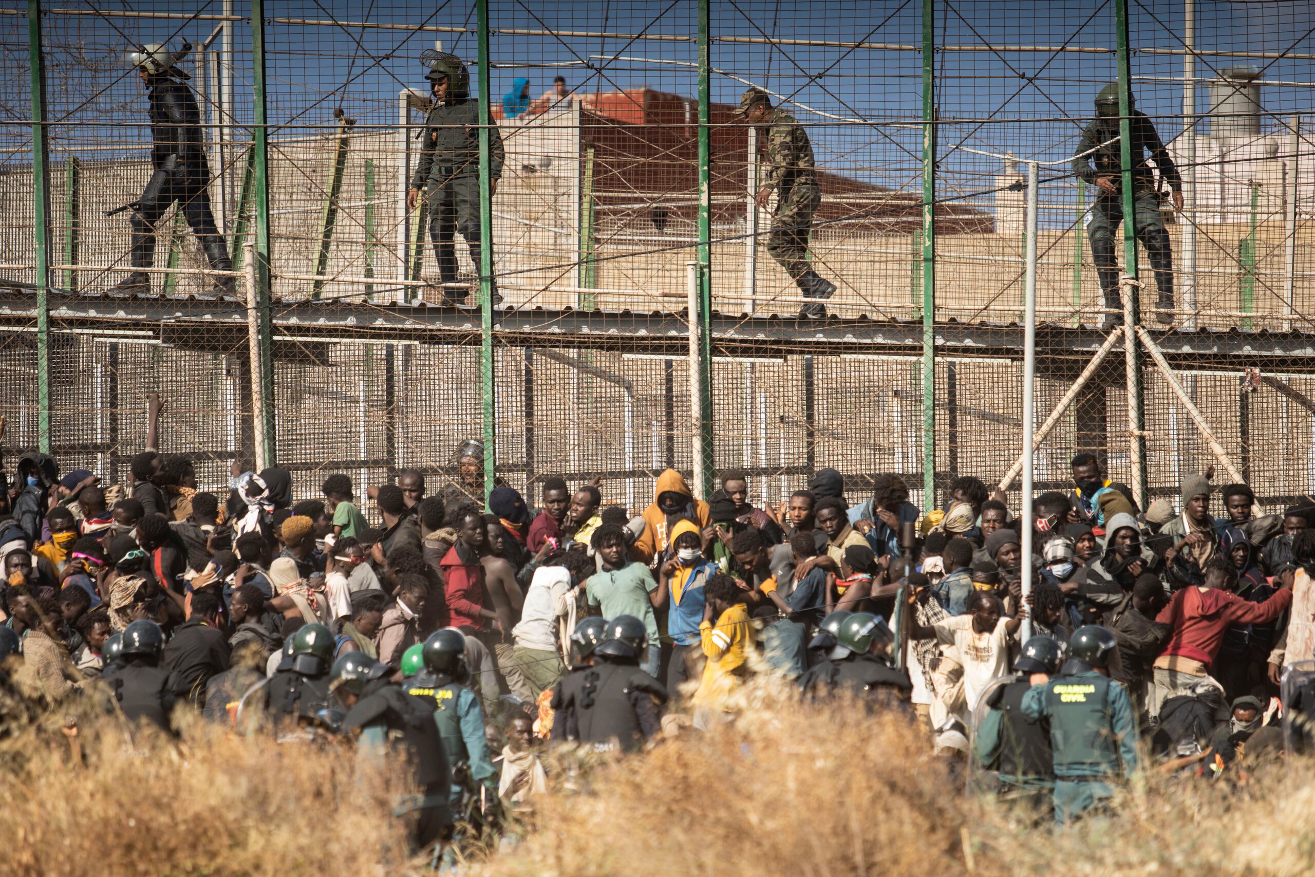 ARCHIVO - Policías acordonan una zona luego de que varios migrantes llegaron a territorio español y cruzaron las vallas que separan el enclave español de Melilla de Marruecos, el 24 de junio de 2022. (AP Foto/Javier Bernardo, Archivo)