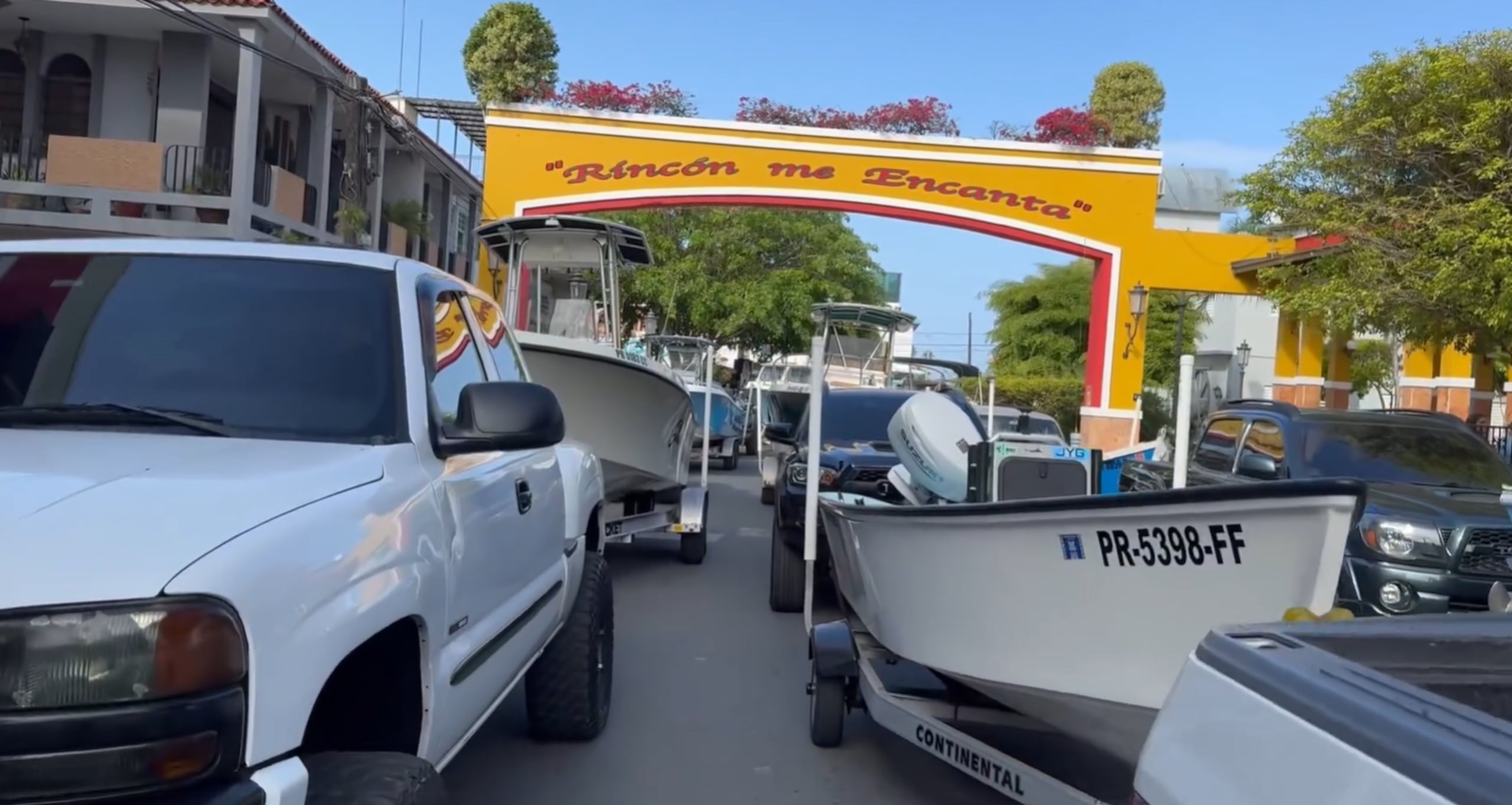 Los pescadores cerraron el acceso a la principal vía del pueblo de Rincón durante su manifestación.