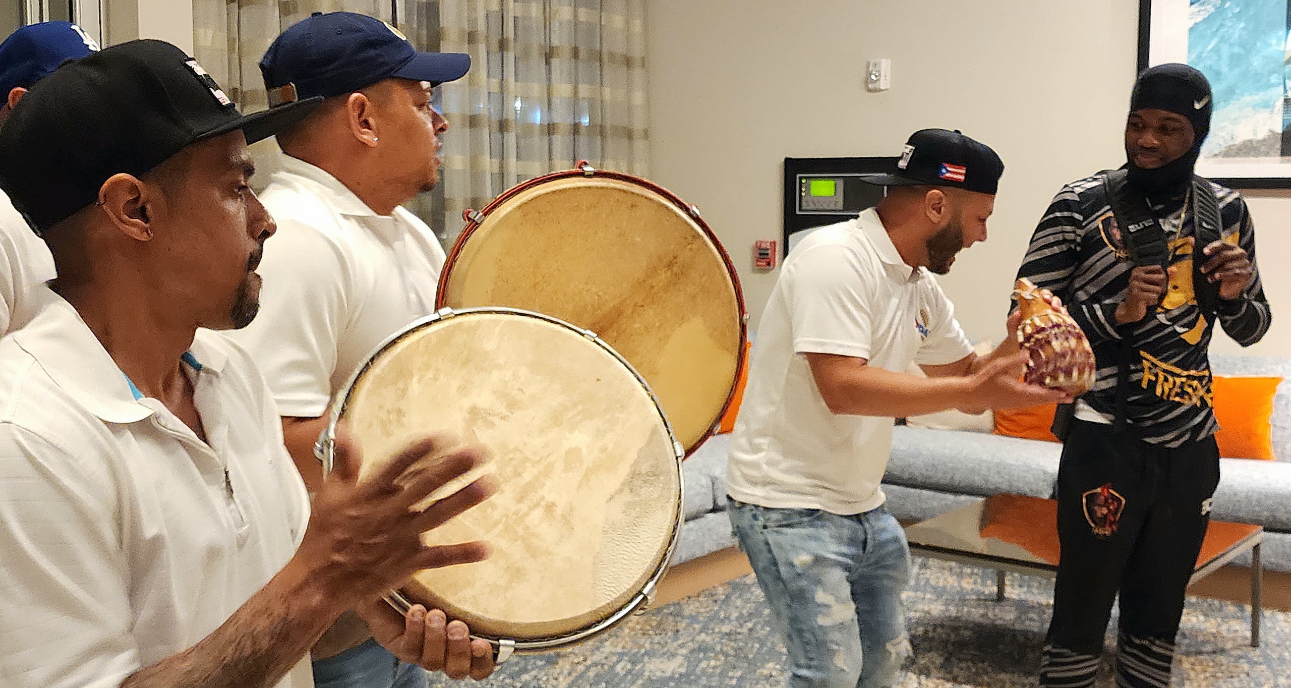 Subriel Matías fue recibido por un grupo de pleneros. (Jorge Miguel Bird)